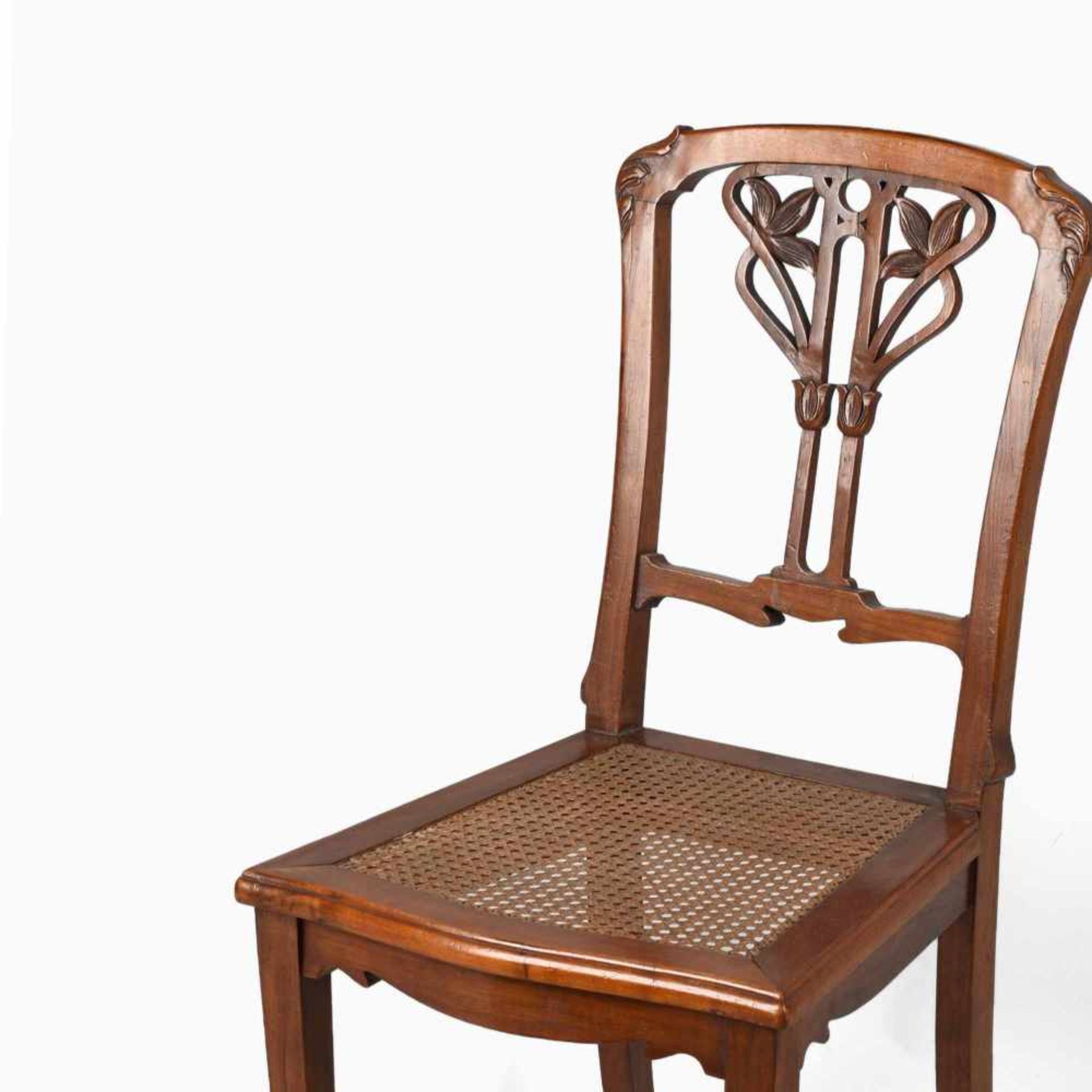 Jugendstil-Stuhl Nussbaum, schlanke Kantbeine mit ausgestellten Füßen, geschweift gesägte