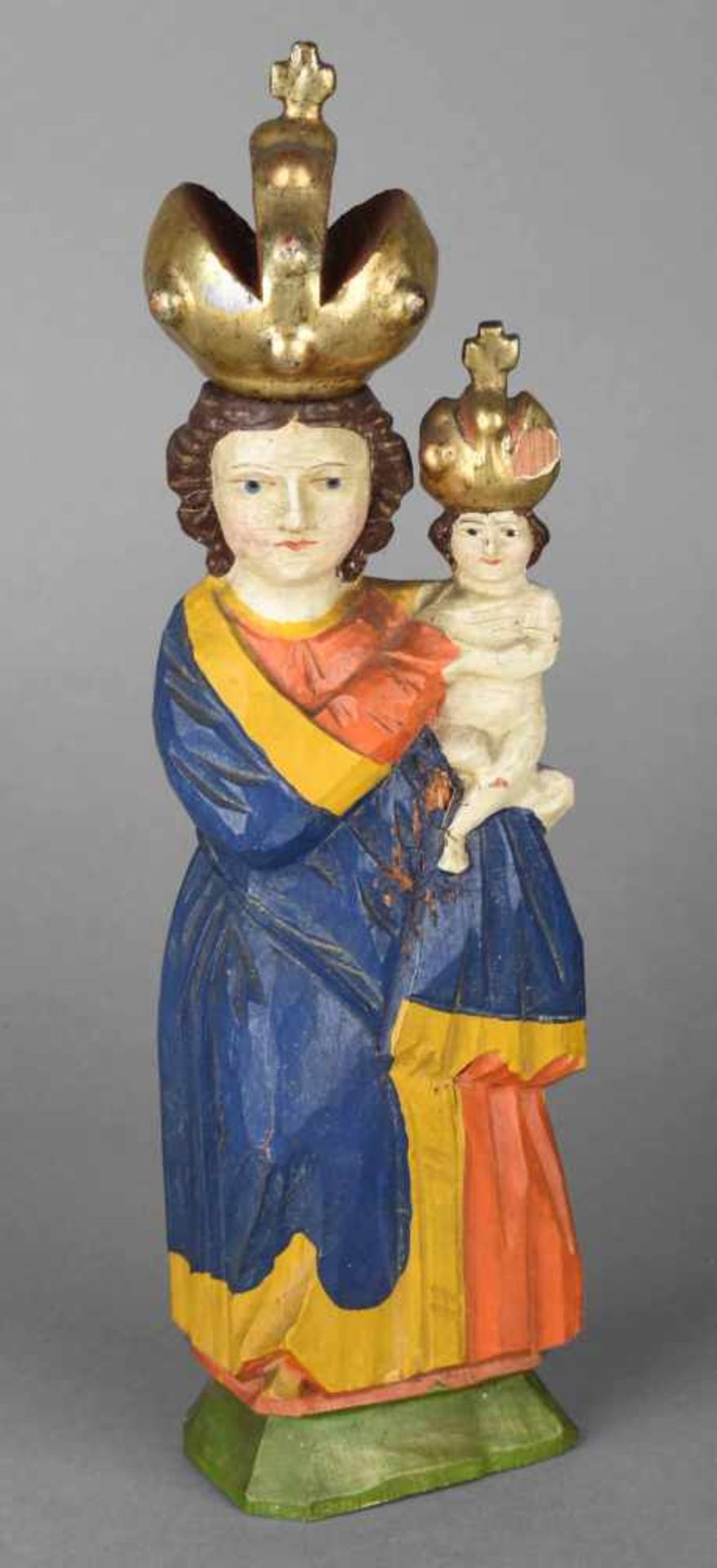 Madonnenplastik sog. "Brett-Madonna", Holz, halbplastisch geschnitzt und farbig gefasst, bekrönte - Bild 2 aus 2