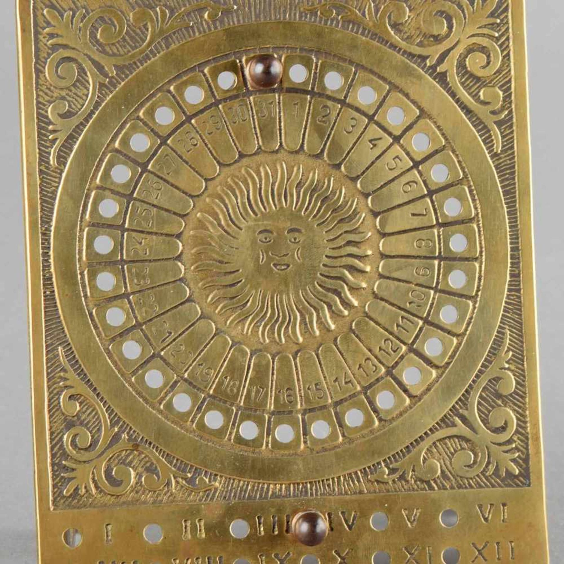 "Ewiger Kalender" im Historismus-Stil, Messing, rechteckige Platte mit klappbaren Standfüßen, Tages-
