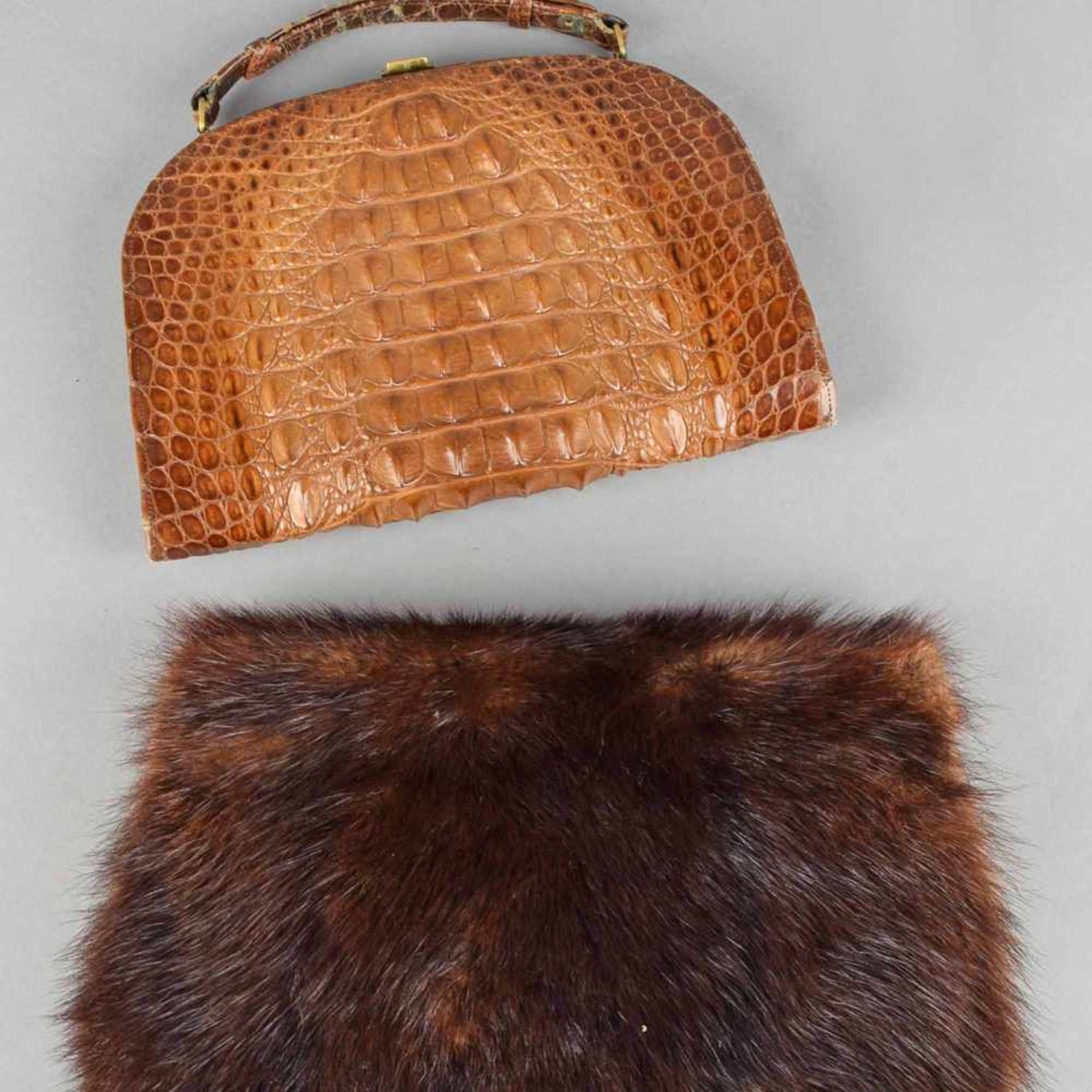 Zwei Damenhandtaschen 1 x Krokodilleder, Metallbügelverschluss mit Tragegriff, innen braune
