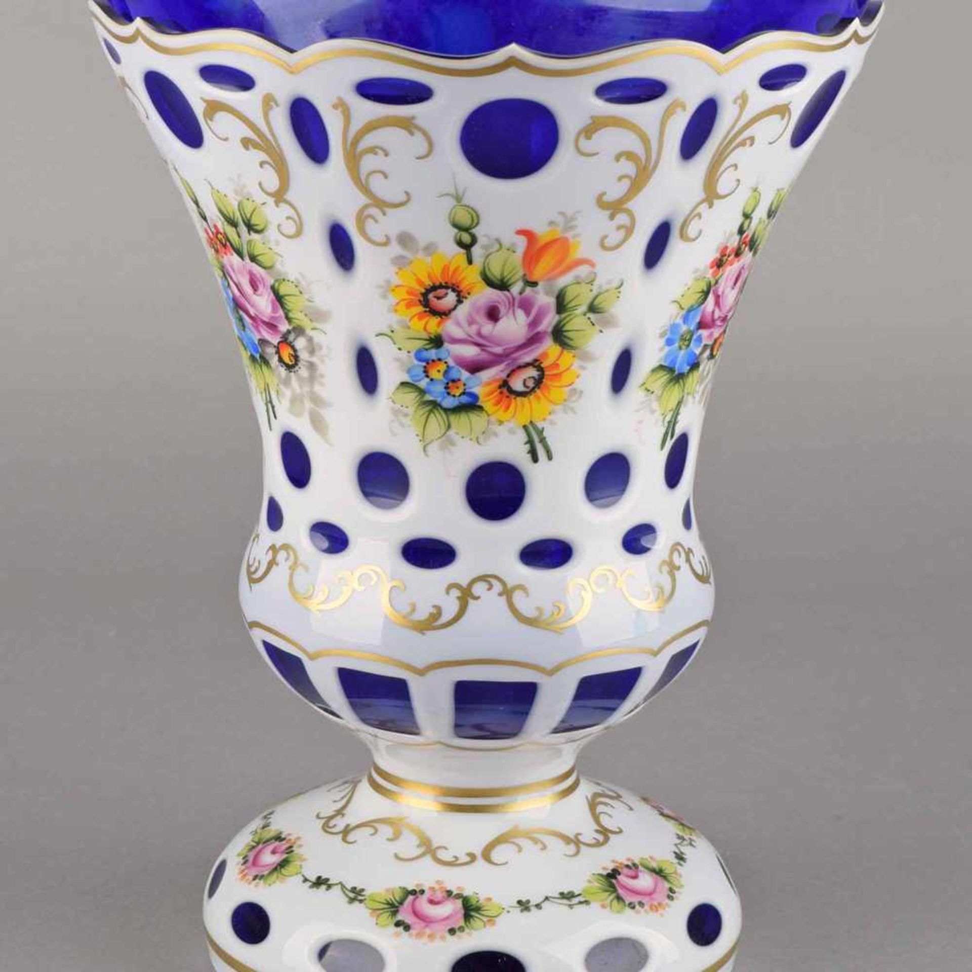 Große böhmische Vase im Stil des Biedermeier, über wulstigem Stand kurzer Schaft mit sich