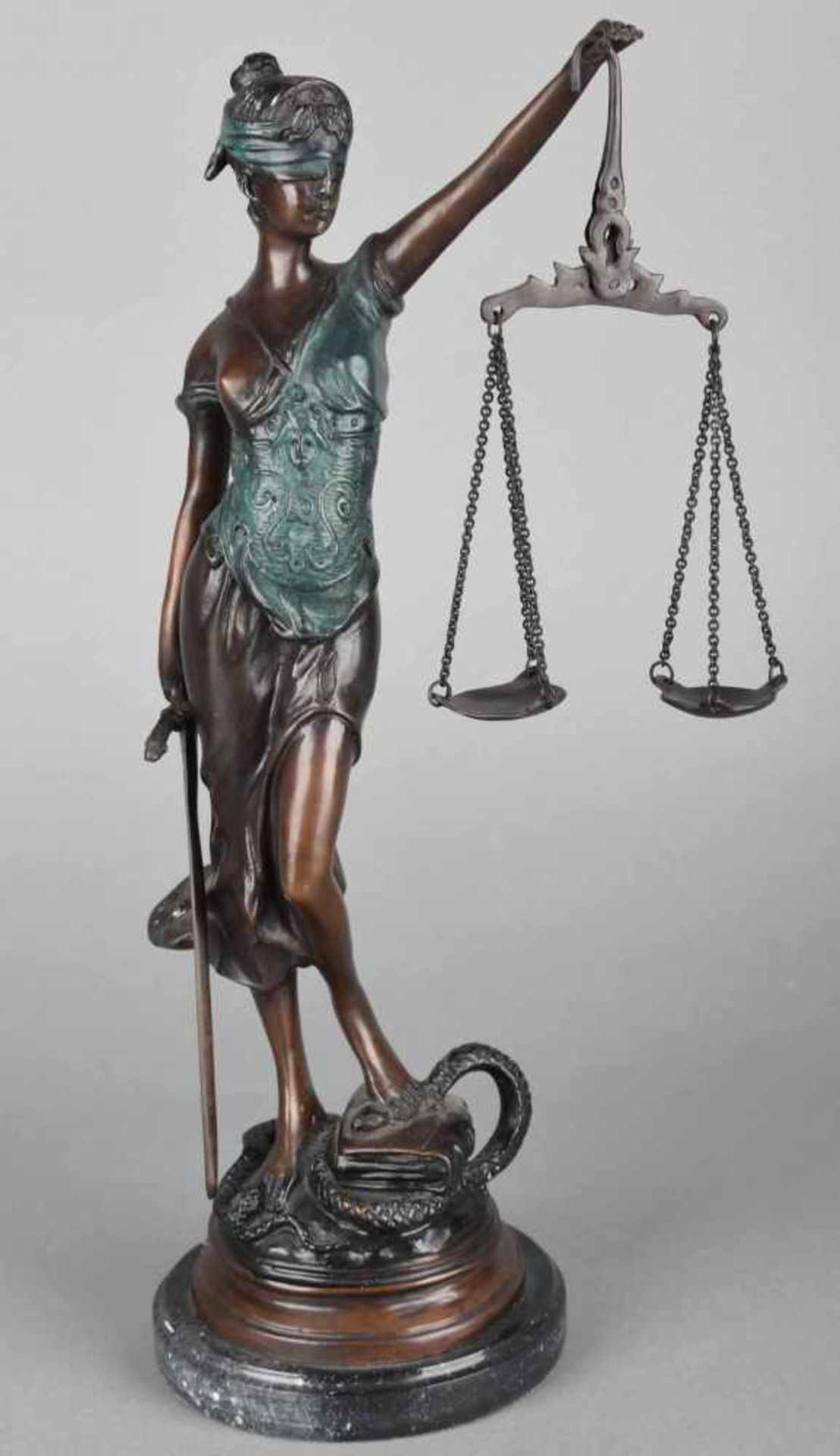 Allegorie der Gerechtigkeit nach dem Vorbild der bekannten Justitiadarstellung des Bildhauers - Bild 2 aus 2