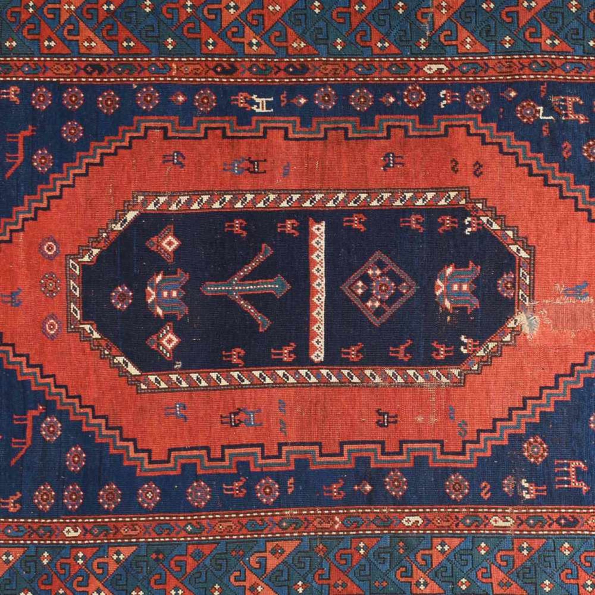 Teppich Wolle, handgeknüpft, in Rot- und Blautönen sowie Cremefarben, Innenfeld mit Zentralmedaillon