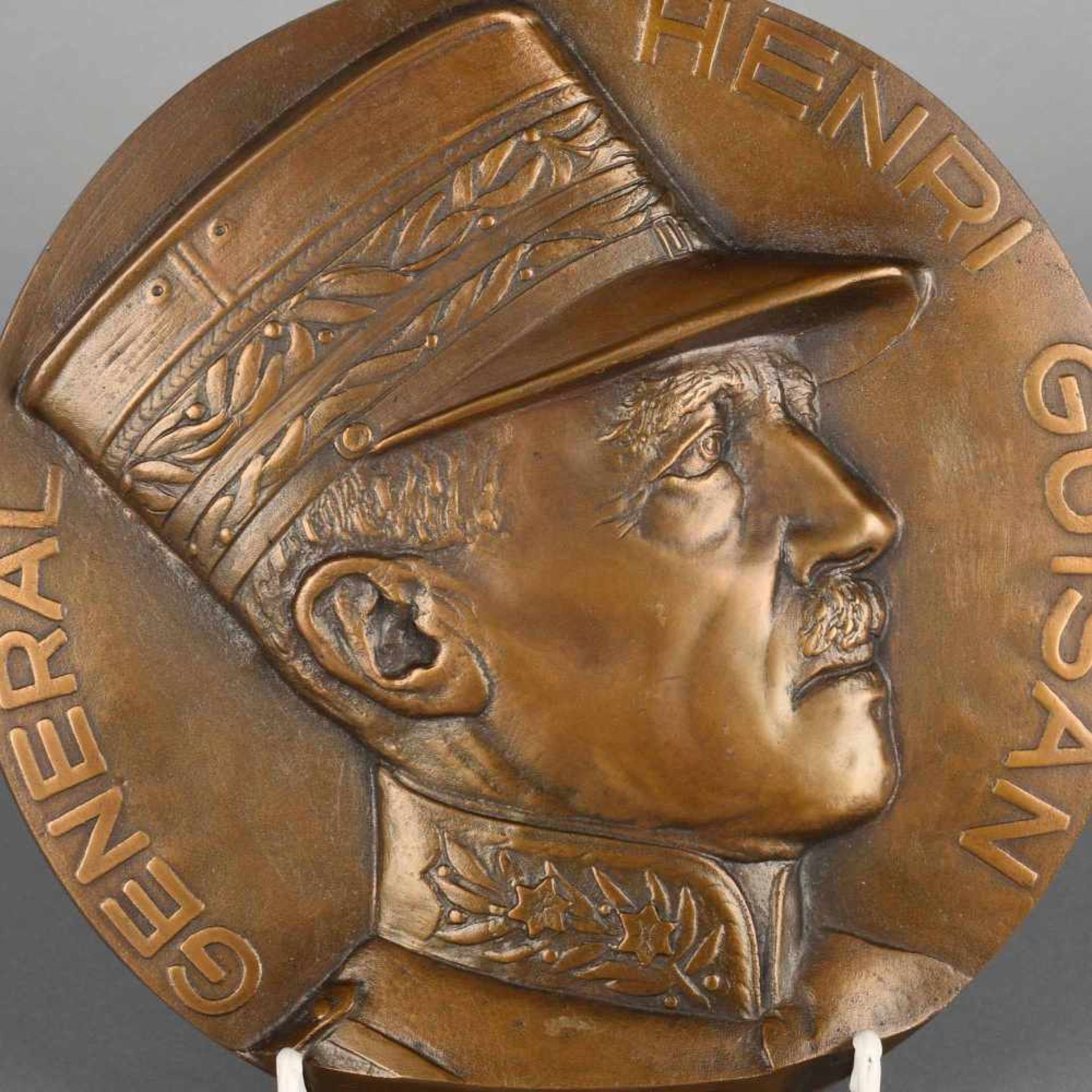 "General Henri Guisan 1939" große Bronzeplakette, reliefiert gearbeitet, General Guisan in Uniform