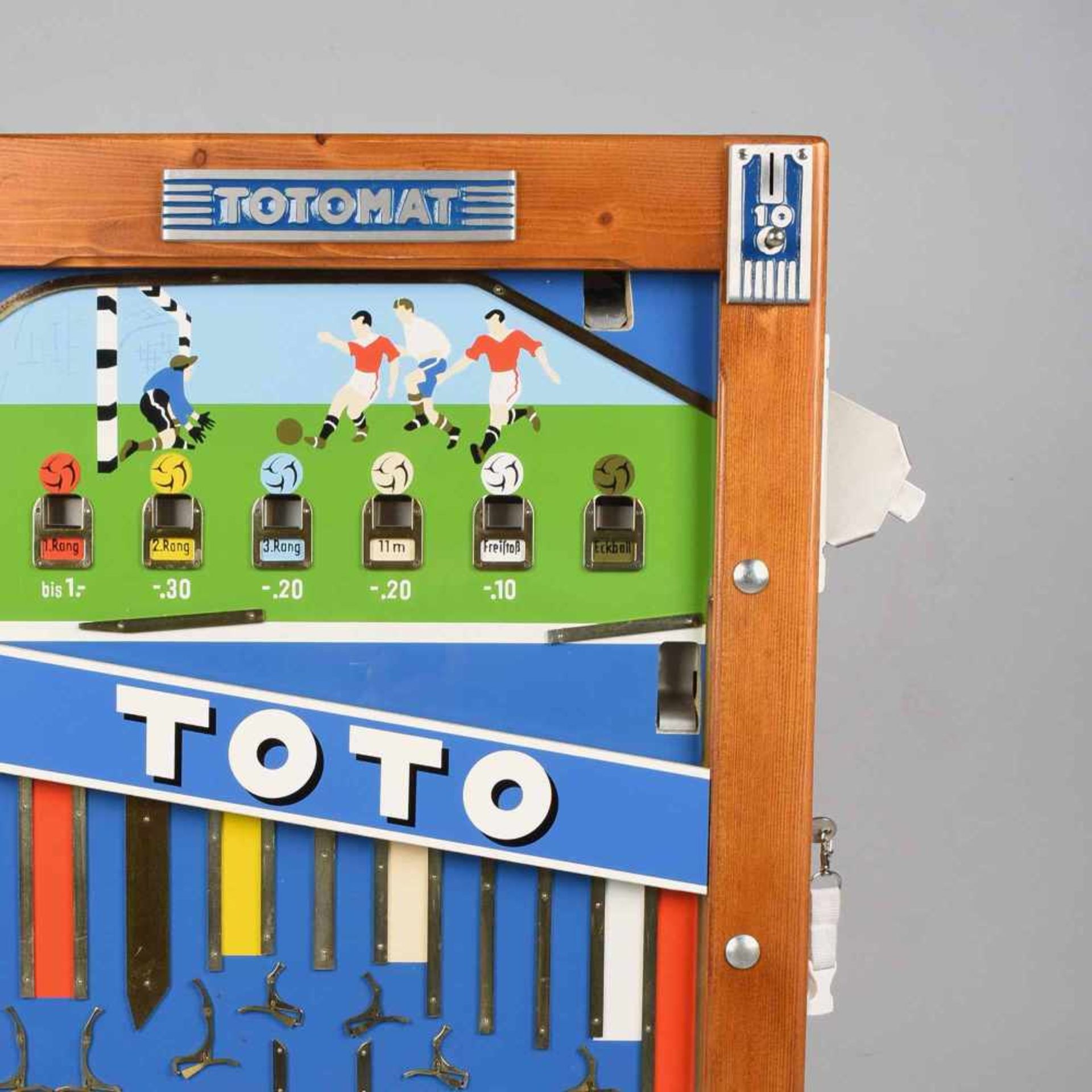 Wandspielautomat "Totomat", Holzgehäuse mit verglaster Front, Münzeinwurf, sehr gute Erhaltung,