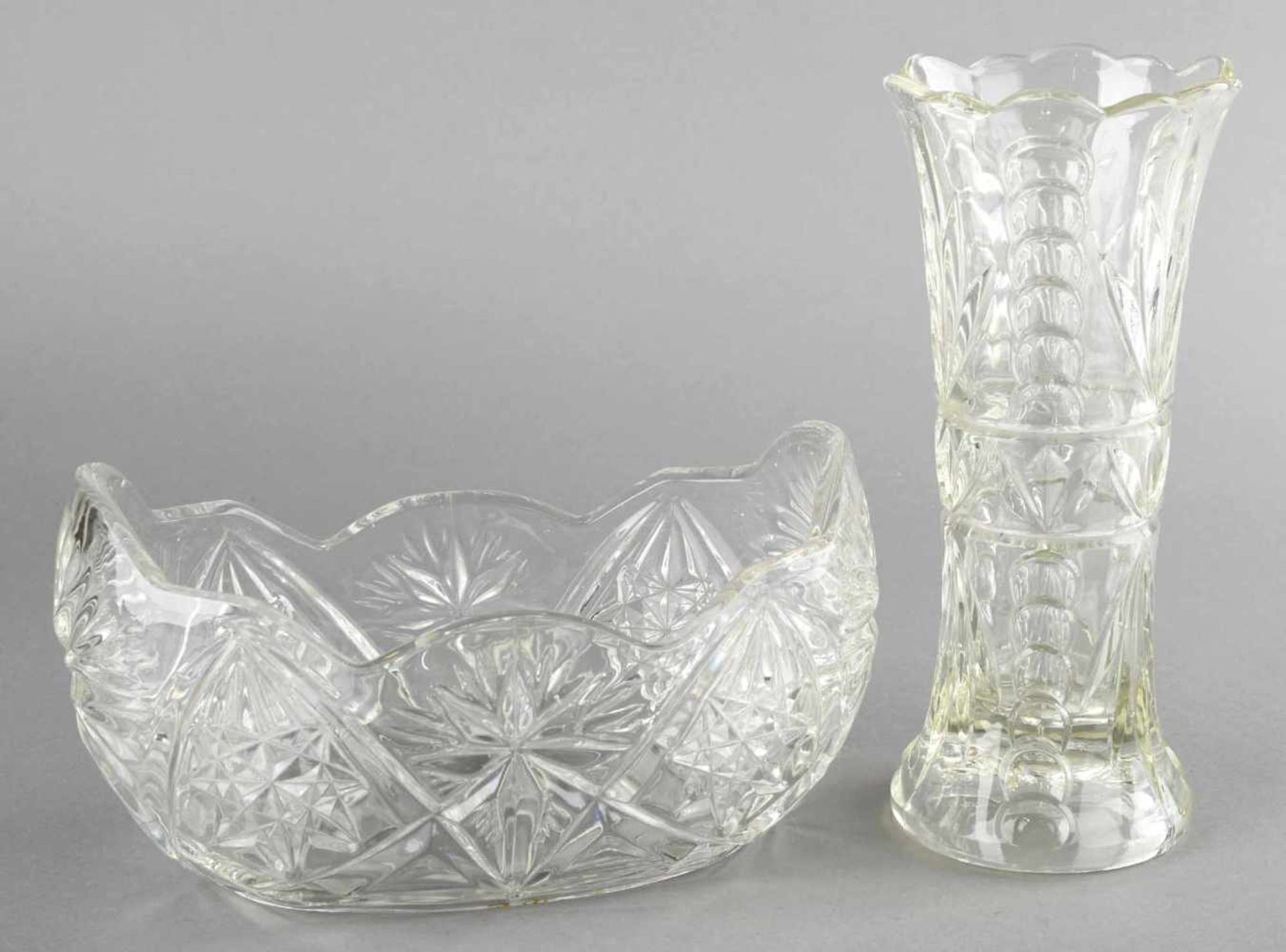 Schale und Vase Klarglas in die Form gepresst, schiffchenförmige Schale und hohe Vase in schmaler - Bild 2 aus 2
