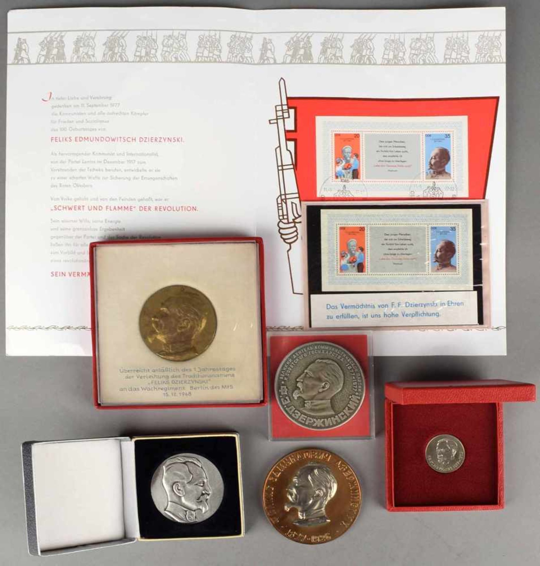 Konvolut Medaillen und Gedenkblatt Feliks Dzierzynski 1 x reliefiert gearbeitete Ehrenmedaille, - Bild 2 aus 2