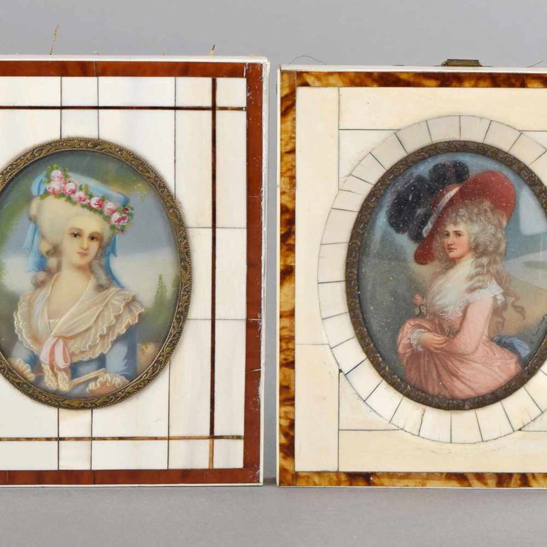 Paar Miniaturen Öl/Bein, Darstellung zweier junger Damen in der Kleidung des 18. Jhs., nach