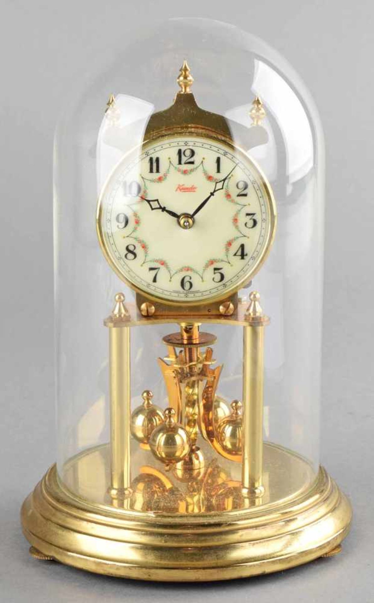 Jahresuhr getreppter runder Messingsockel, Uhrwerk getragen von 2 Säulen, Zifferblatt verziert mit - Bild 2 aus 3