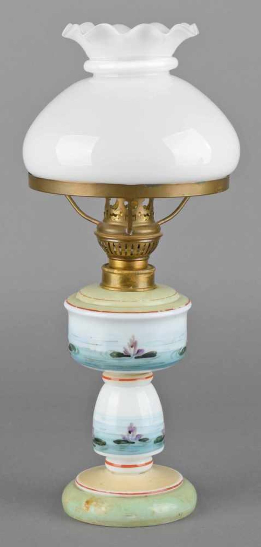 Petroleumlampe profilierter Milchglaskorpus mit farbigem Seerosendekor bzw. Flächen in Hellgrün - Bild 2 aus 2