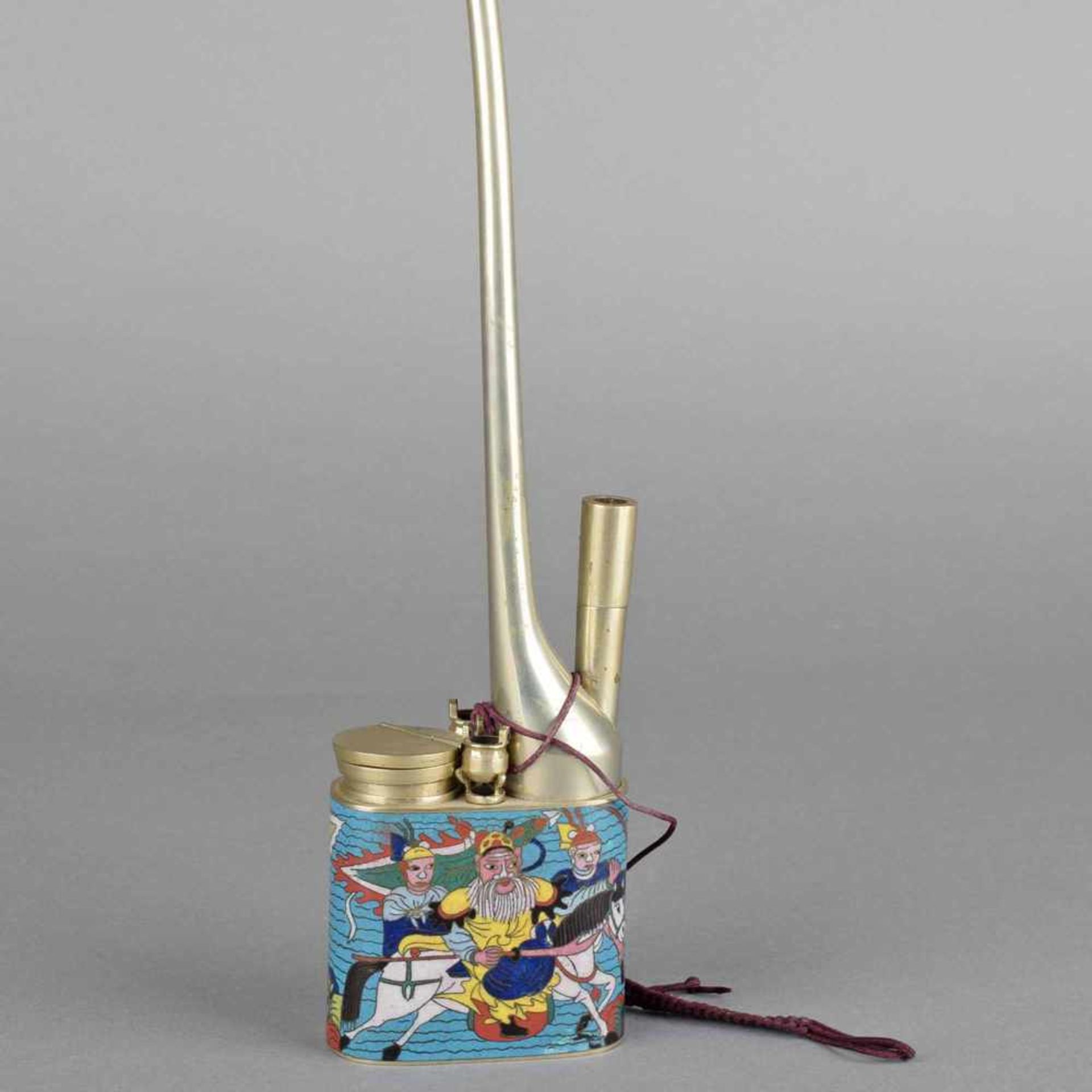 Opiumpfeife Metall, ovaler Korpus mit farbigem Cloisonné-Email (min. Fehlstellen), auf blauem