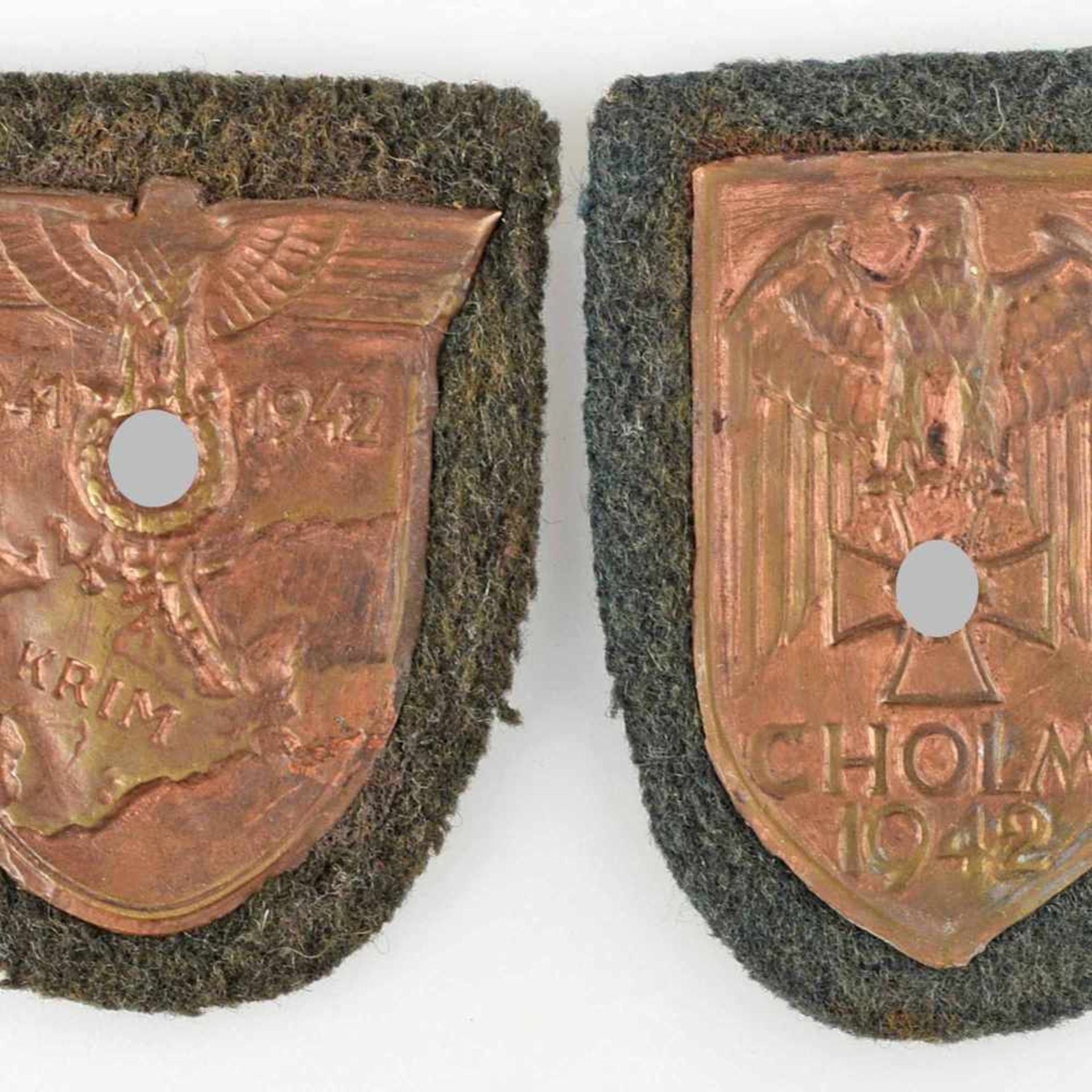 Paar Uniformzeichen III. Reich 1 x Ärmelschild Krim 1941/42, Adler mit Swastika über Landkarte,