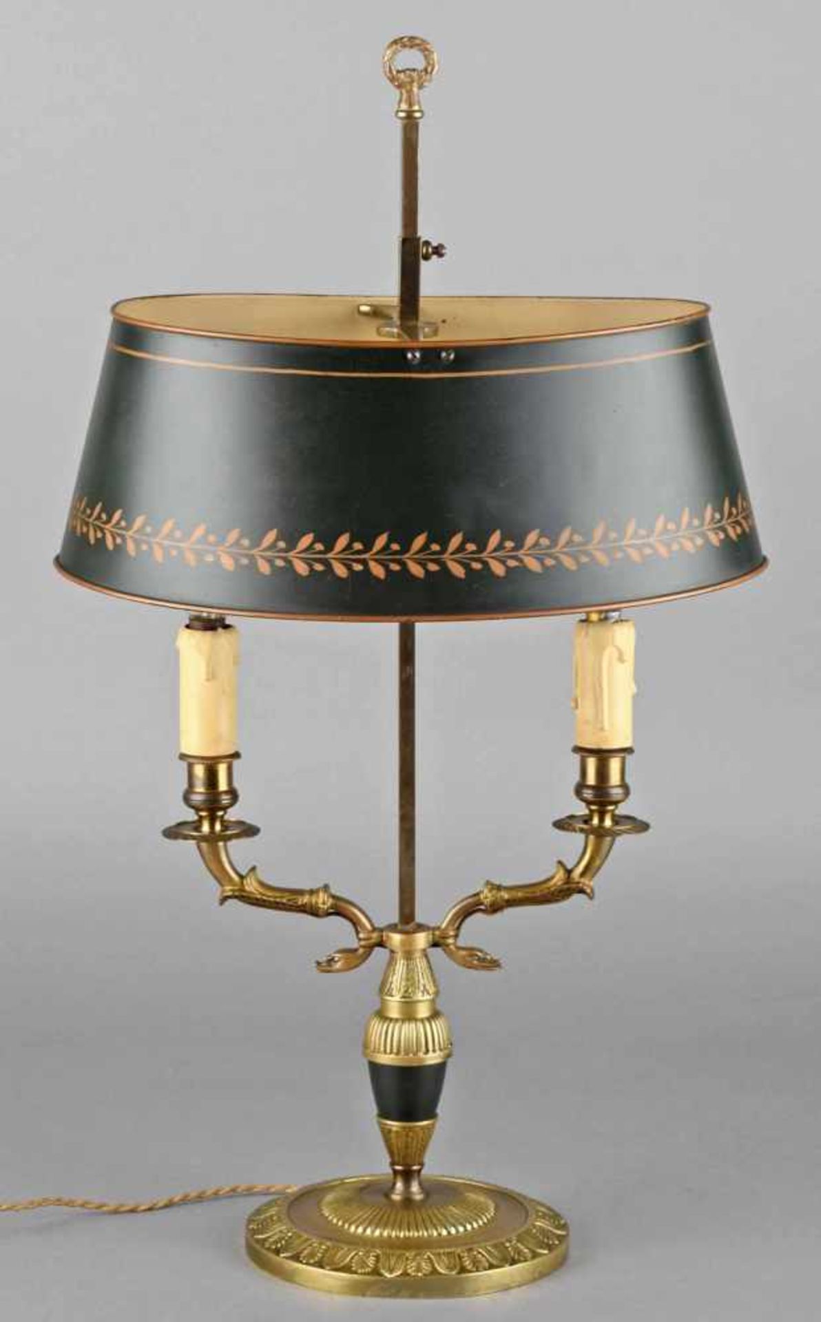 Bouillotte-Tischleuchte im Empirestil, Messing, zweiflammig elektrifiziert, auf verziertem Rundfuß - Bild 2 aus 3