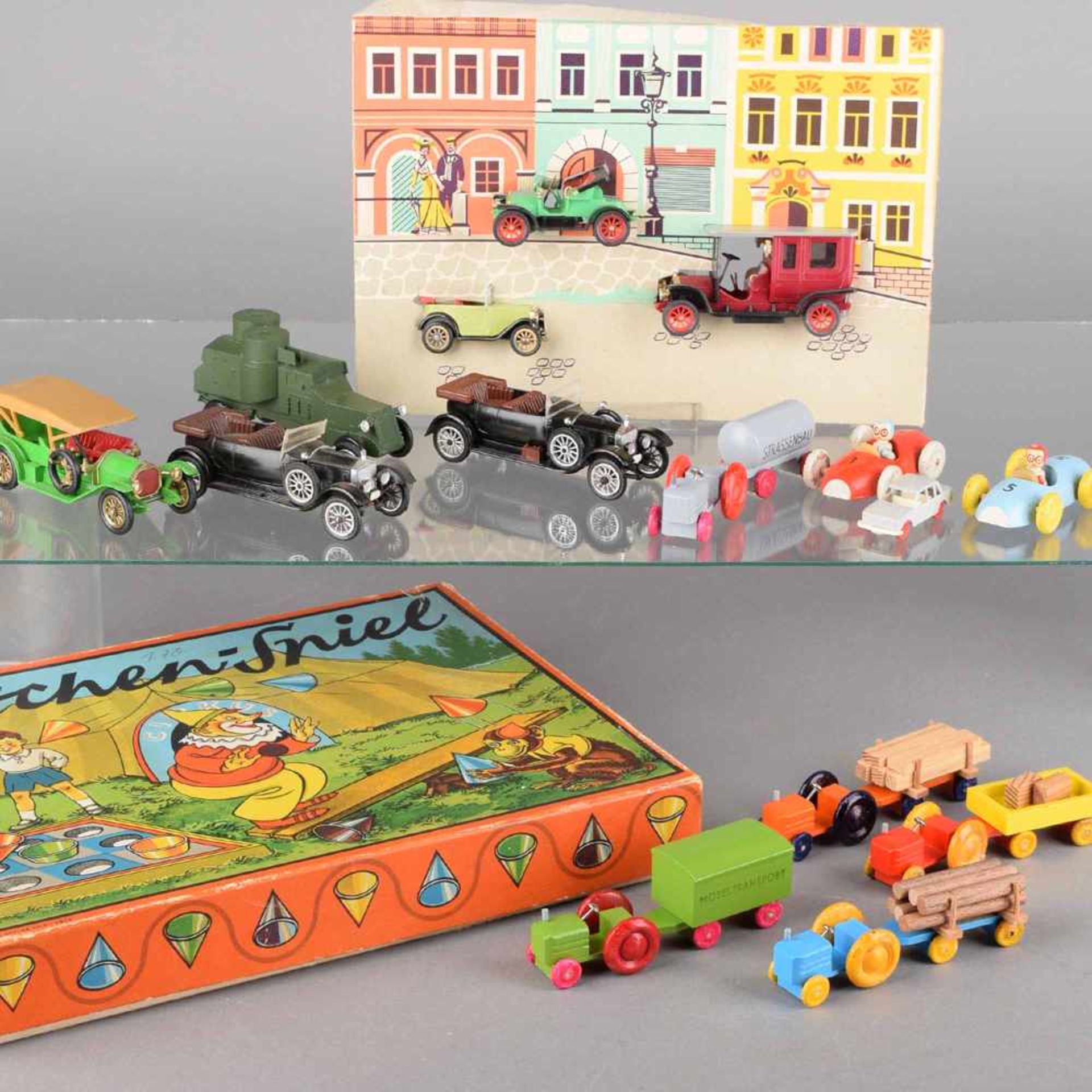 Konvolut Spielzeug 1 x Hütchenspiel, 6 x Modellautos nach historischem Vorbild der 20er/30er
