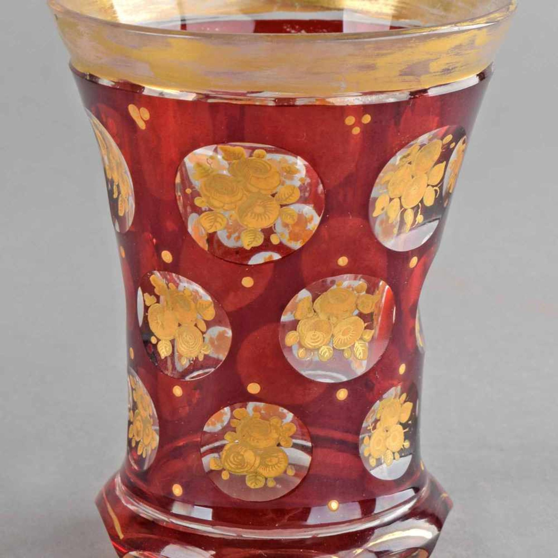 Biedermeier-Ranftbecher farbloses Glas mit Rotätze, facettiert geschliffener Ranft, darüber sich