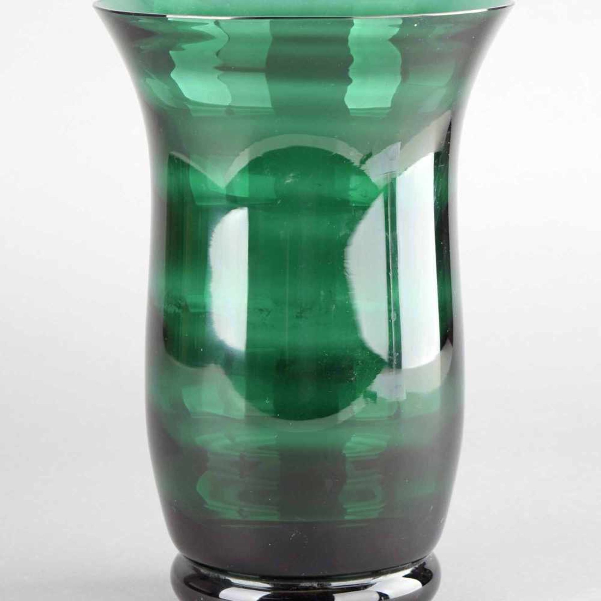 Vase Hersteller: WMF, Geislingen, Entwurf: Erich Jachmann, dunkelgrün eingefärbtes Kristallglas,