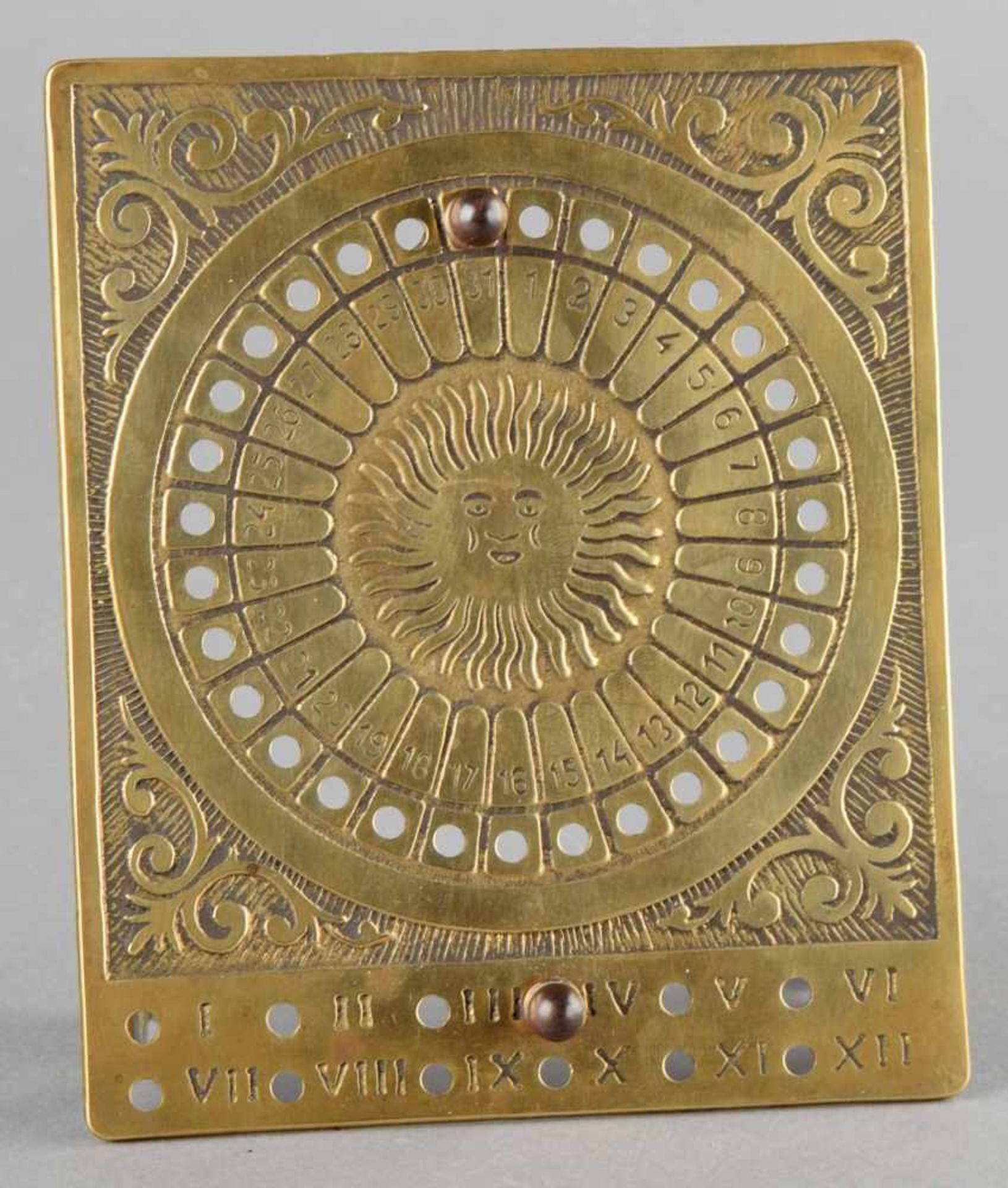 "Ewiger Kalender" im Historismus-Stil, Messing, rechteckige Platte mit klappbaren Standfüßen, Tages- - Bild 2 aus 3