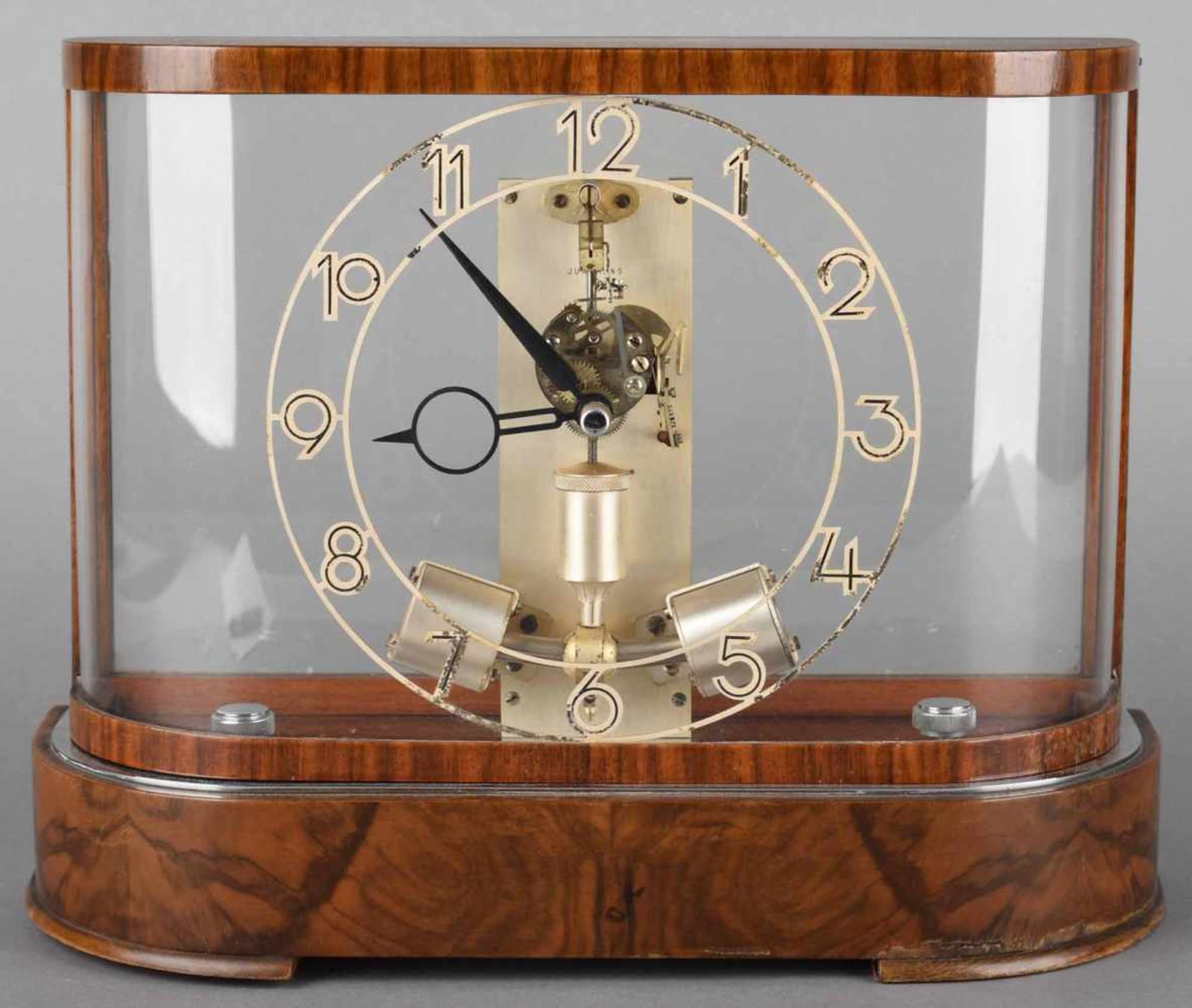 Präzisions-Uhr Hersteller: Junghans, Modell ATO, auf Holzsockel mit verspiegeltem Boden, rundum - Bild 2 aus 2