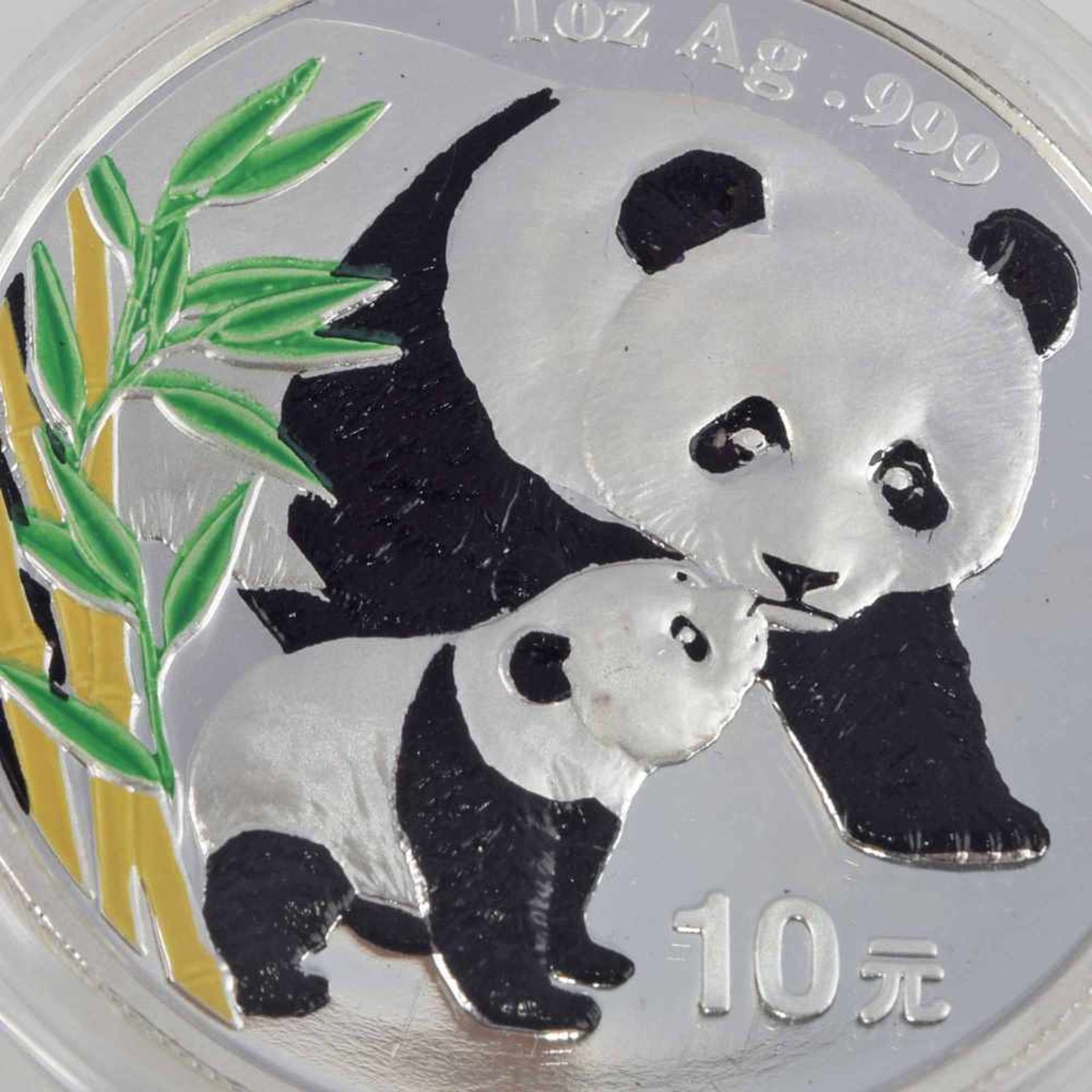 Silbermünze China 2004 10 Yuan in Feinsilber (999/1000, 31,1 g, D 40 mm), Panda in Farbe, Ausgabe