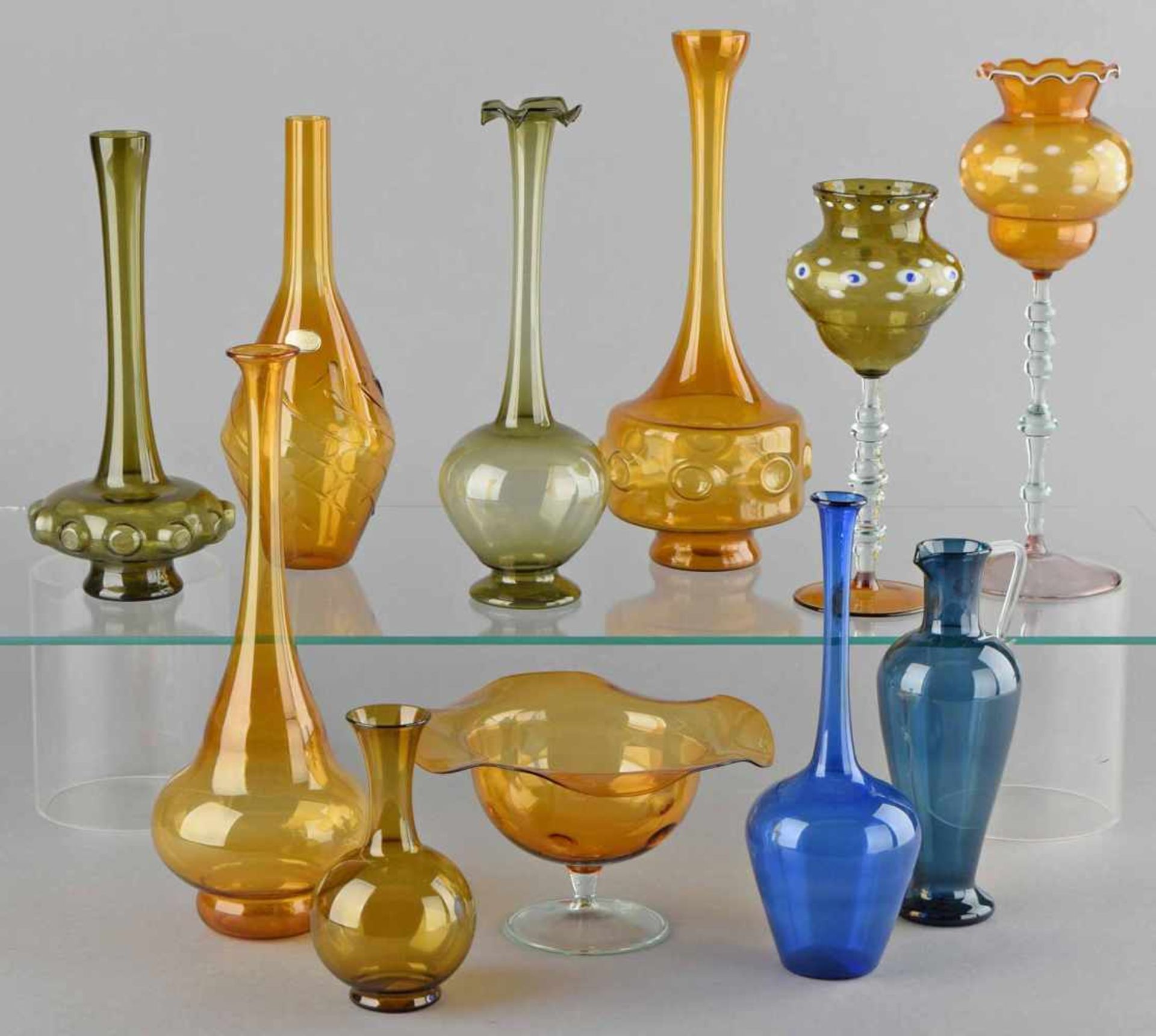 Konvolut Zierglas Lauscha, insg. 11 Teile, dabei: 8 Vasen, 1 Fußschale und 2 Stielgläser, - Bild 2 aus 2