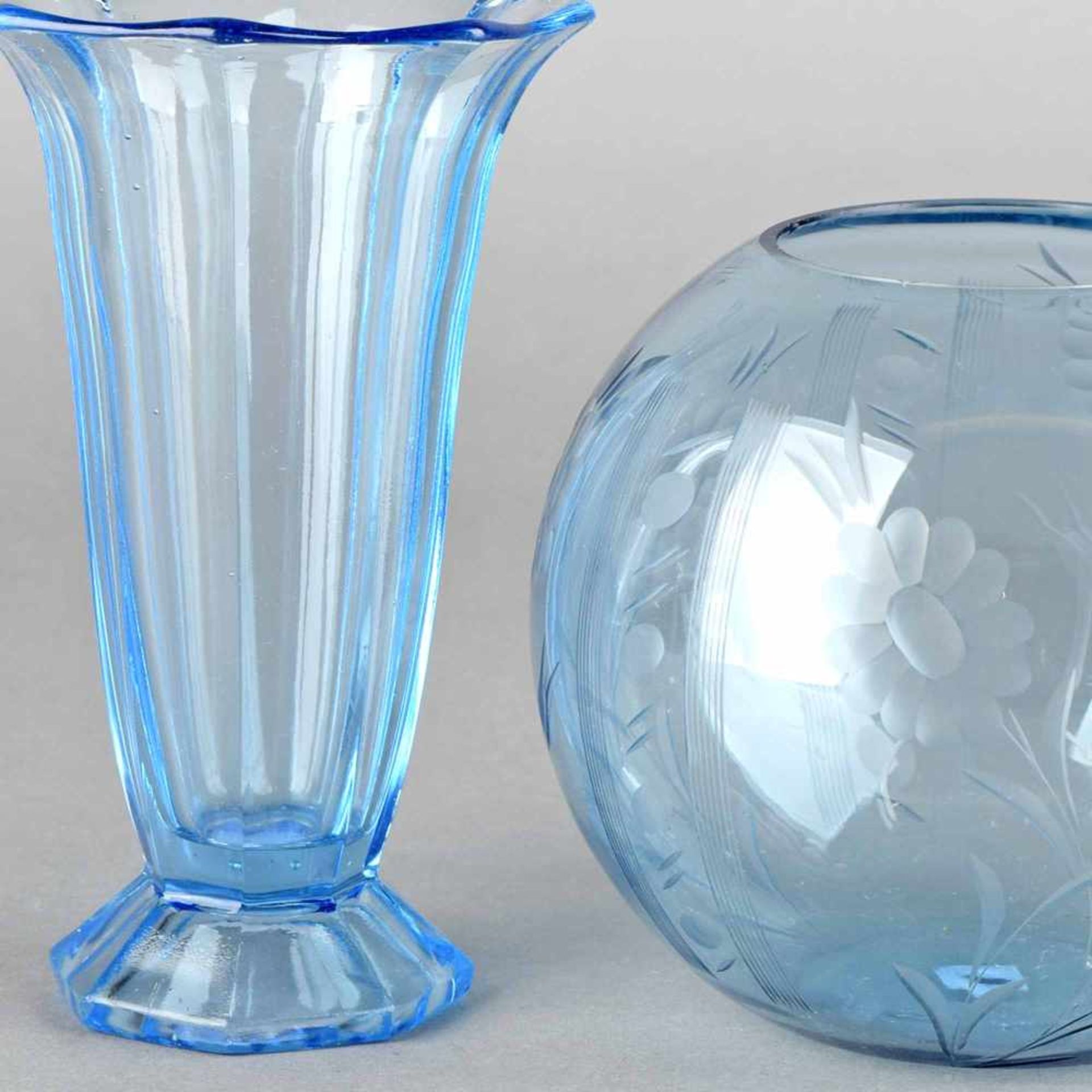 Zwei Vasen in die Form gepresste Trichtervase in Schälschliffoptik sowie Kugelvase mit floral-