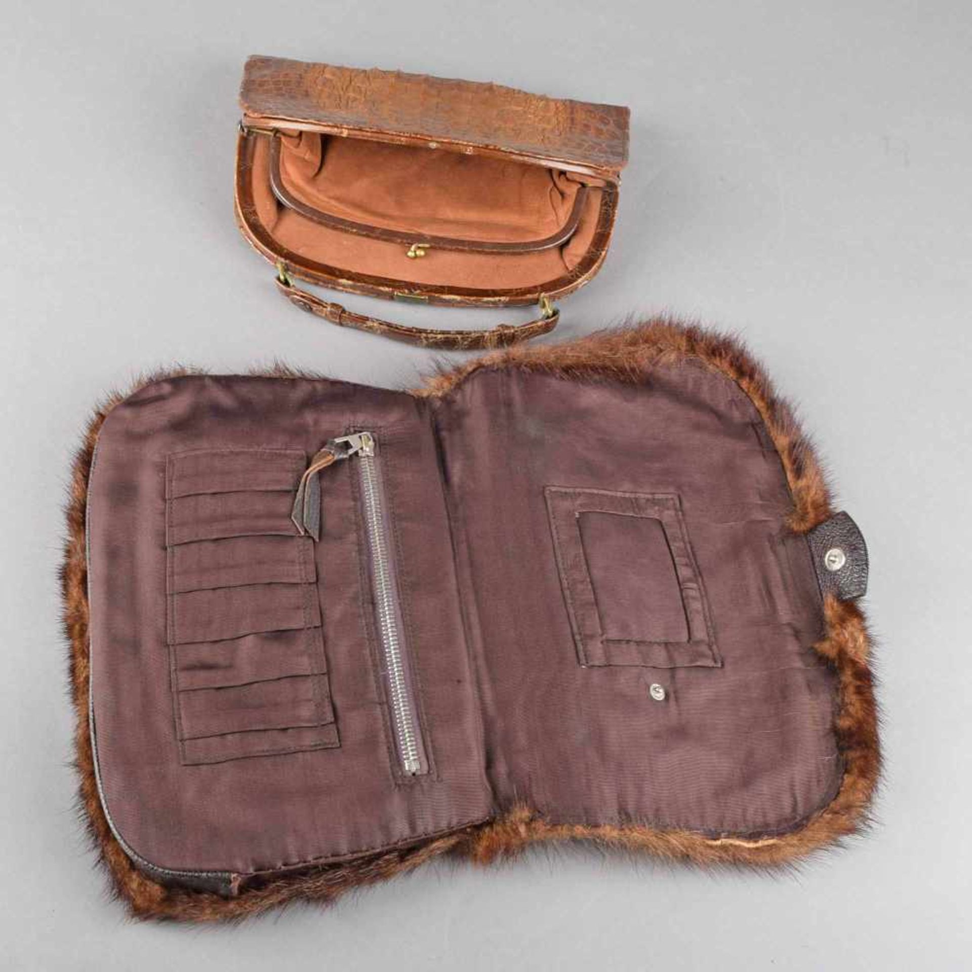 Zwei Damenhandtaschen 1 x Krokodilleder, Metallbügelverschluss mit Tragegriff, innen braune - Bild 3 aus 3