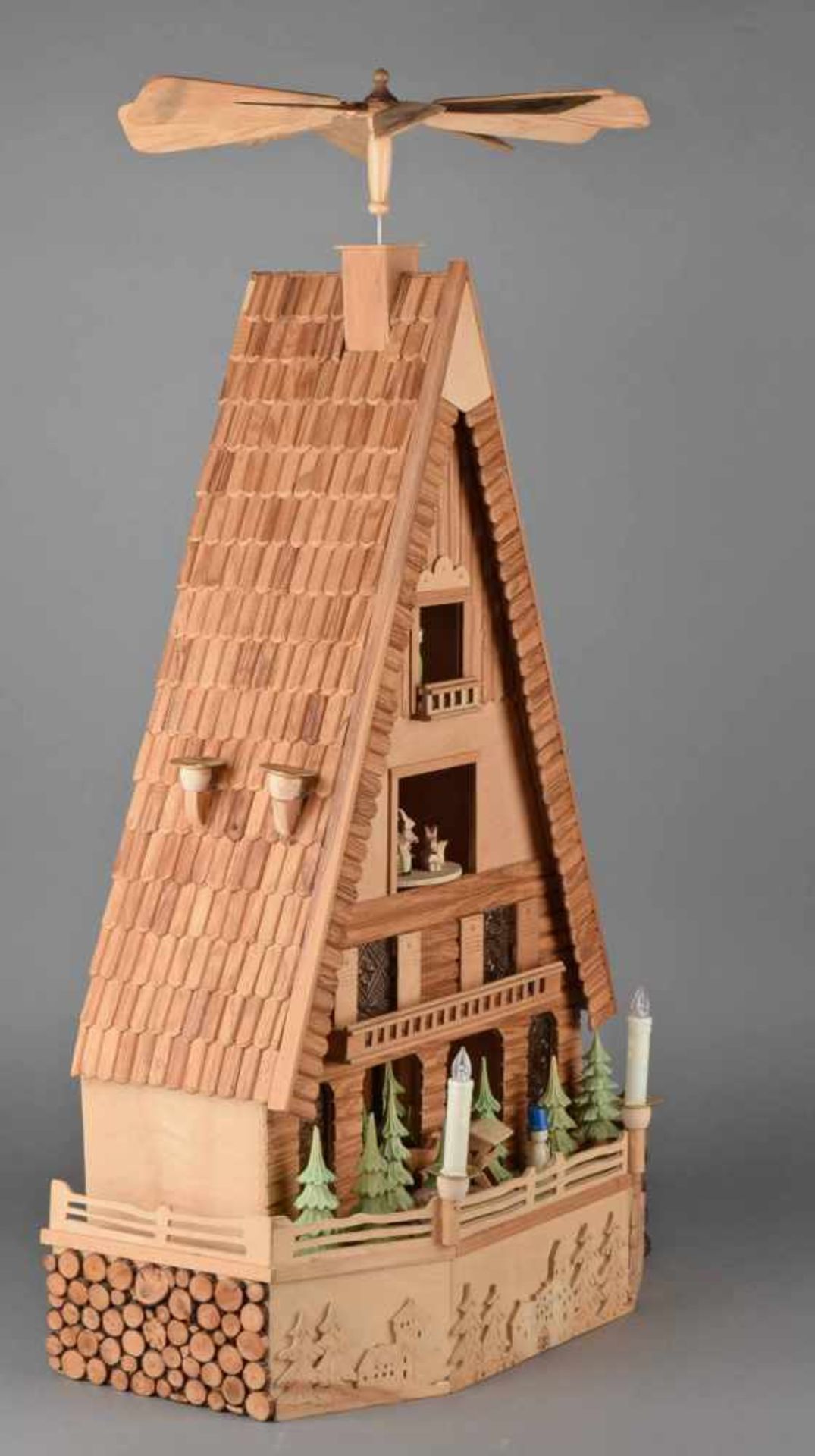 Pyramide Holz, überwiegend naturbelassen, elektrifiziert, gestaltet in Form eines Hauses, - Bild 3 aus 3