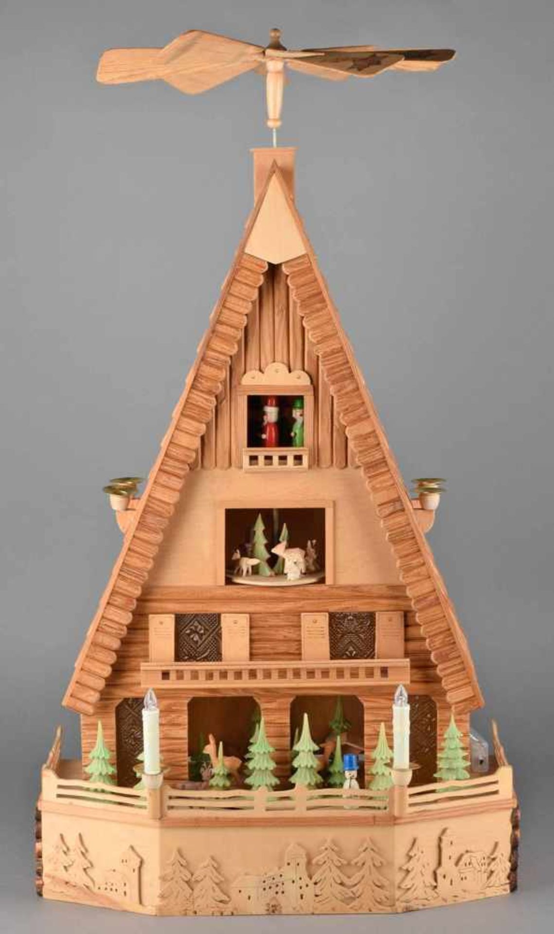 Pyramide Holz, überwiegend naturbelassen, elektrifiziert, gestaltet in Form eines Hauses, - Bild 2 aus 3