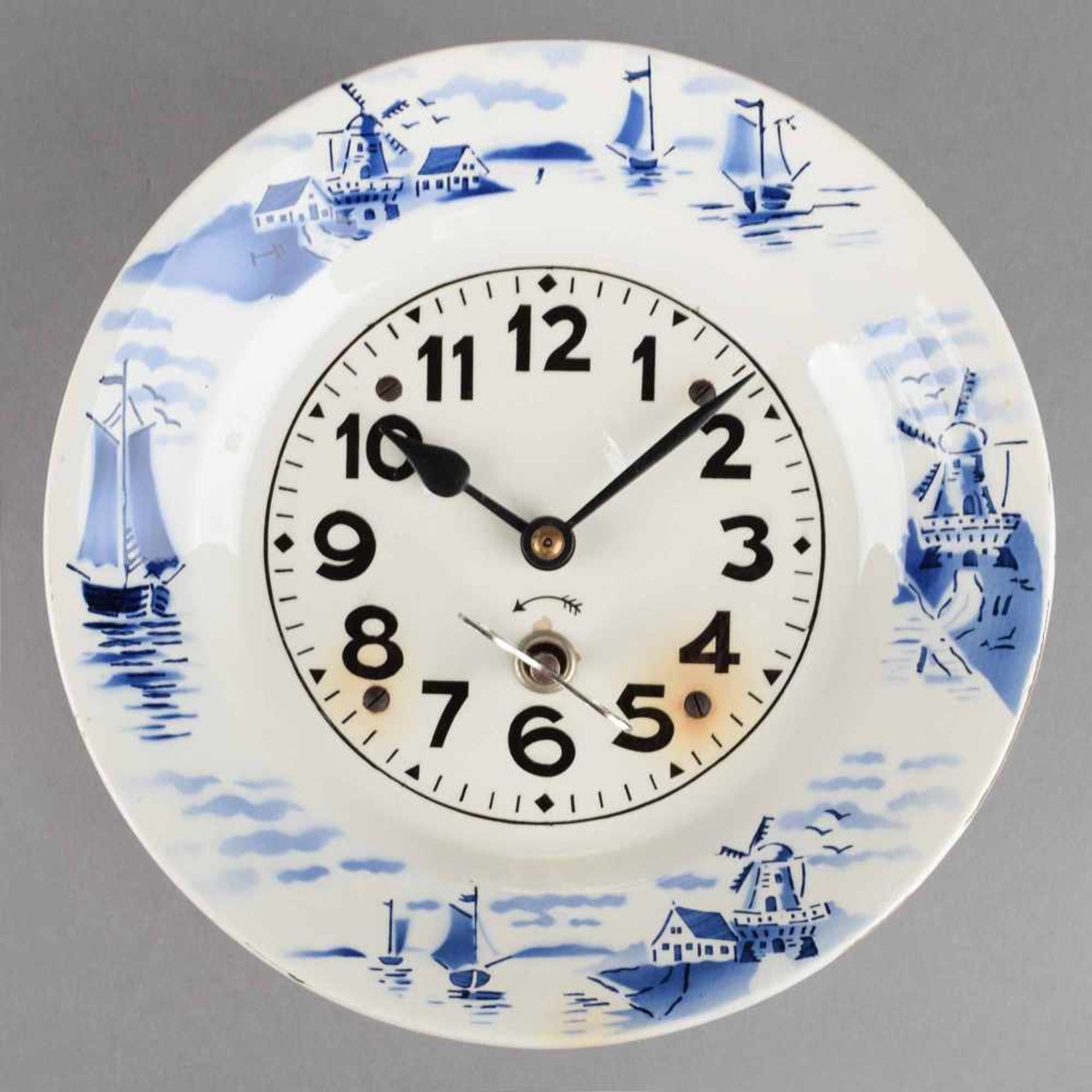 Küchenuhr Uhrschild in Form eines Tellers, mit blauem Schablonenspritzdekor, Pendelwerk, - Bild 2 aus 3