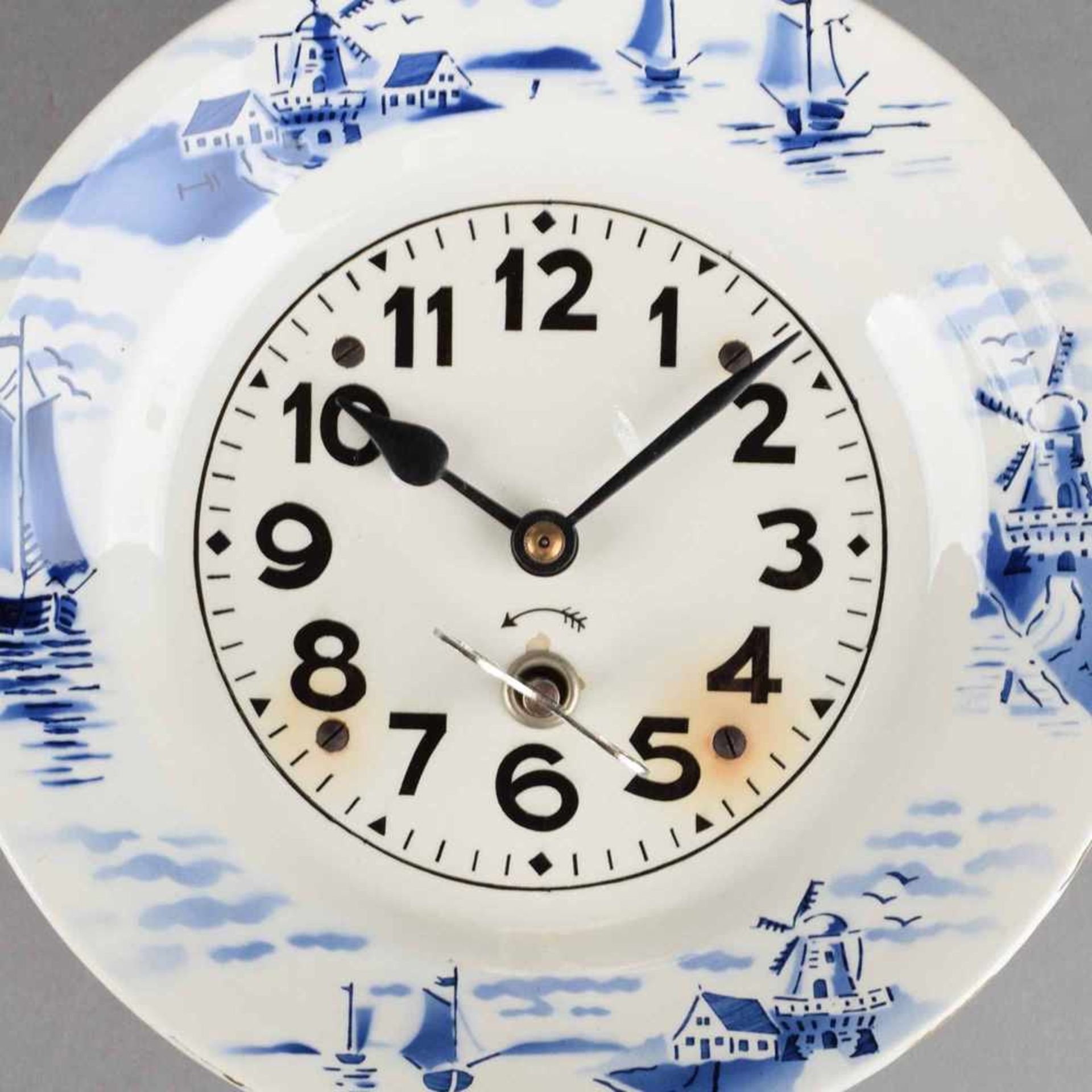 Küchenuhr Uhrschild in Form eines Tellers, mit blauem Schablonenspritzdekor, Pendelwerk,
