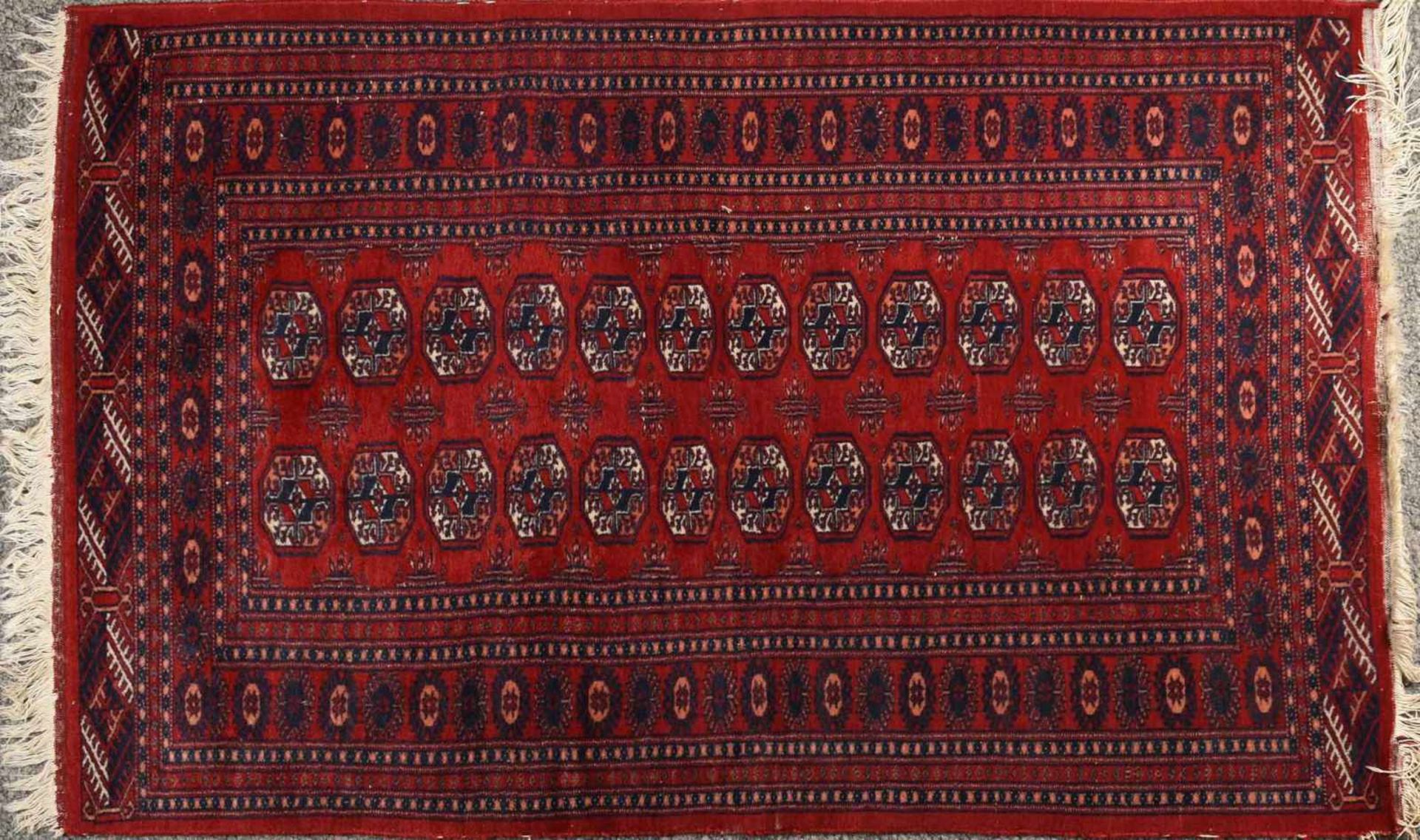 Brücke Wolle, handgeknüpft, Buchara-Muster, im rotgrundigen Zentralfeld zwei Medaillonreihen, - Bild 2 aus 2