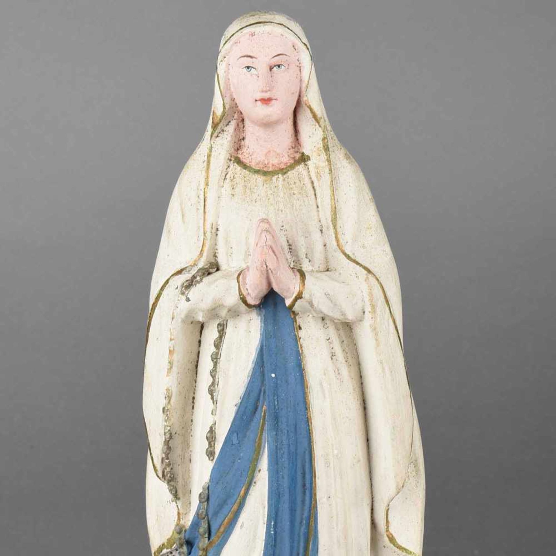 Madonnenfigur Holz, vollplastisch geschnitzt und farbig gefasst, betende Madonna, Altersspuren, H