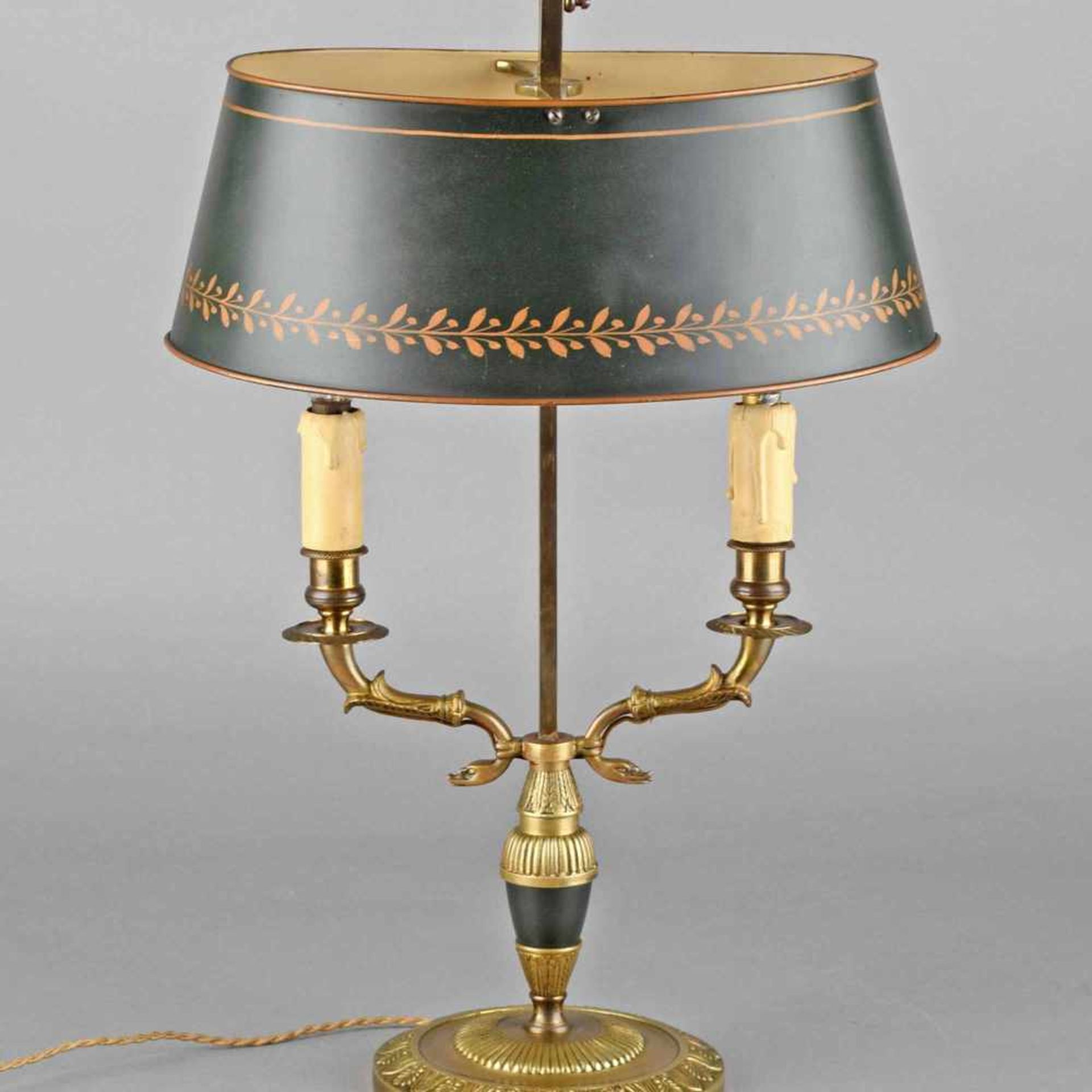 Bouillotte-Tischleuchte im Empirestil, Messing, zweiflammig elektrifiziert, auf verziertem Rundfuß