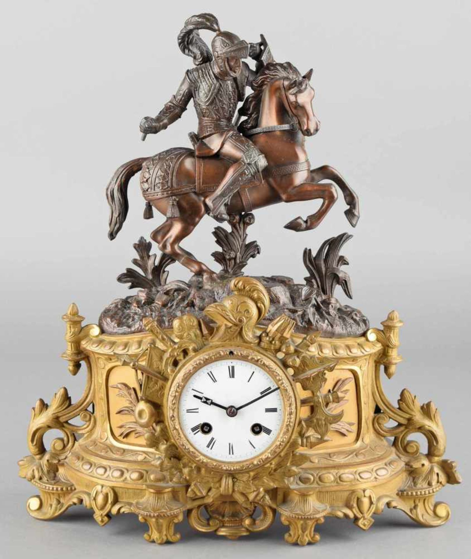 Kaminuhr Metallguss goldfarben und bronziert, eingebautes Uhrwerk mit Emailzifferblatt, Pendel und - Bild 2 aus 3