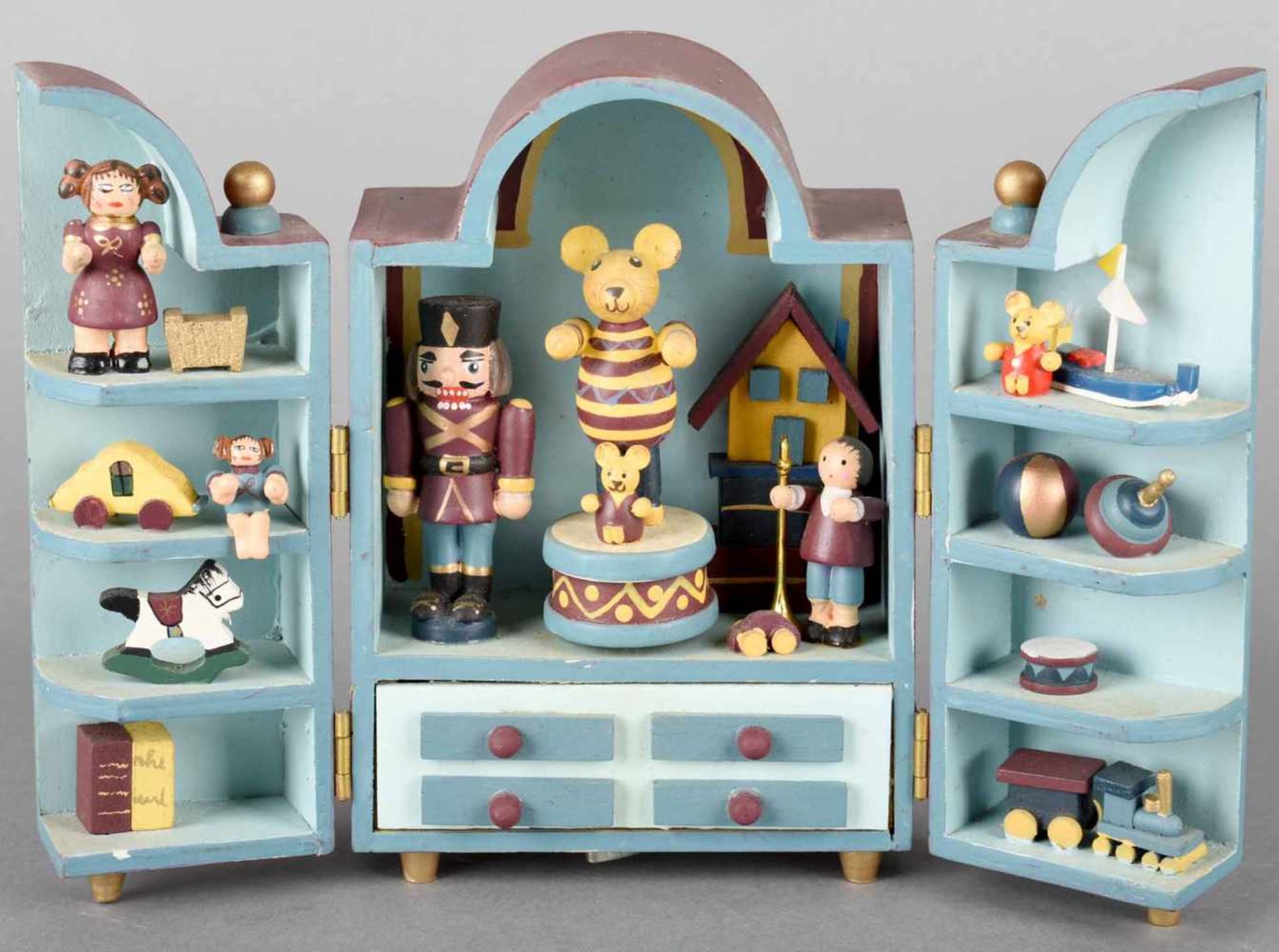 Spieldose Holz farbig bemalt, gestaltet in Form eines aufklappbaren Schrankes mit Spielzeug - Bild 2 aus 4