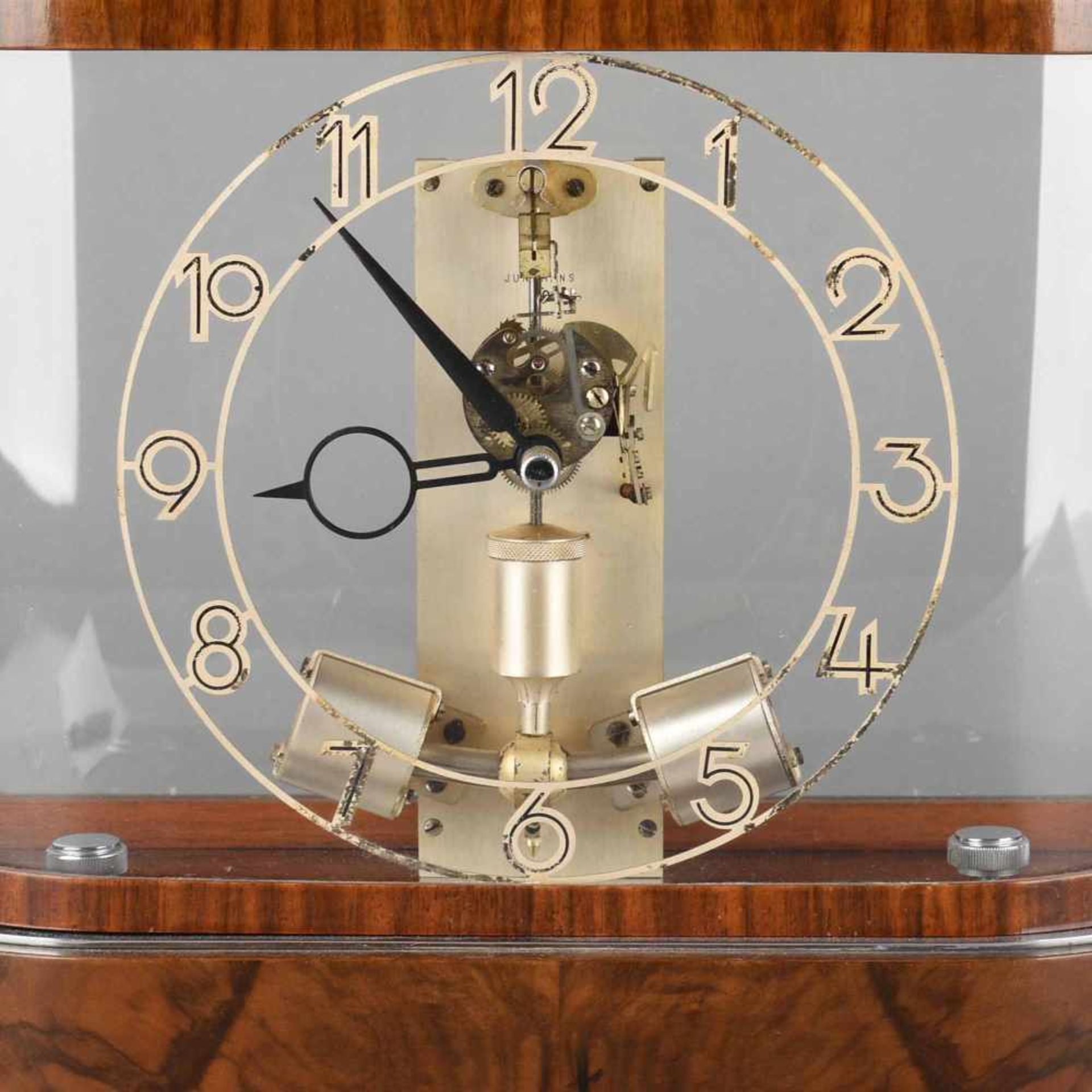 Präzisions-Uhr Hersteller: Junghans, Modell ATO, auf Holzsockel mit verspiegeltem Boden, rundum