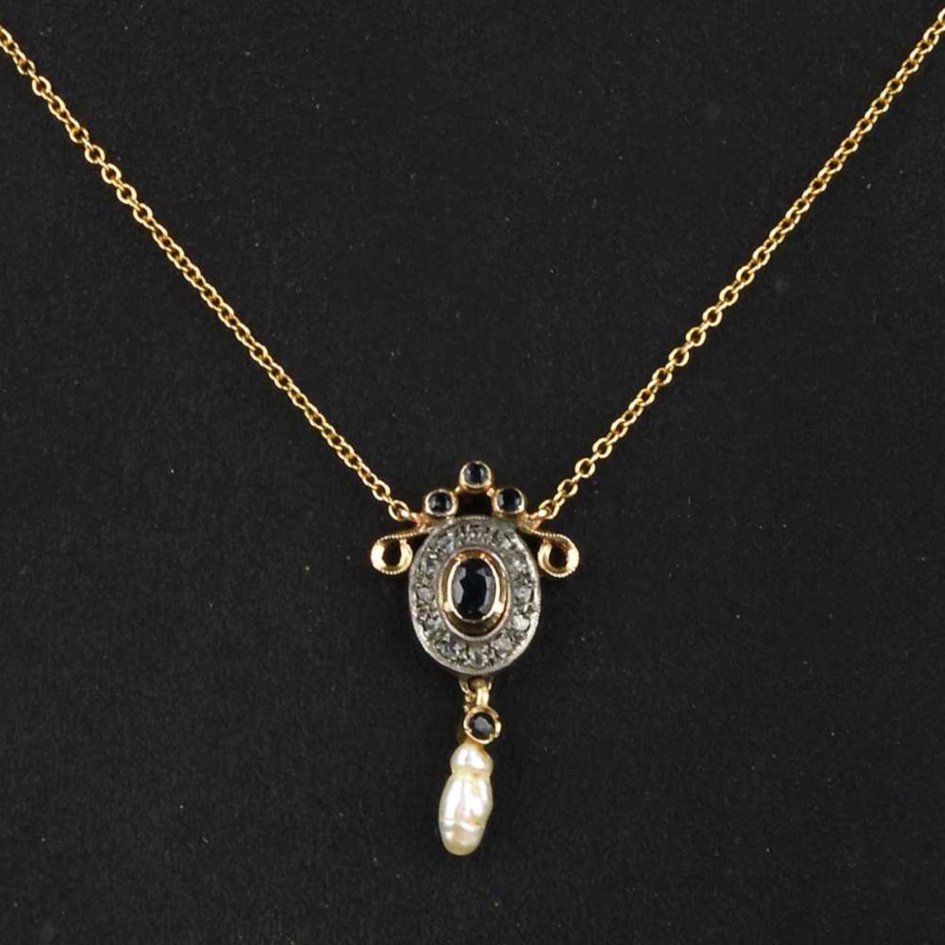 Jugendstil-Collier GG 585 und Silber 800 geprüft, ovale Colliermitte geschmückt mit 12 Diamantrosen,