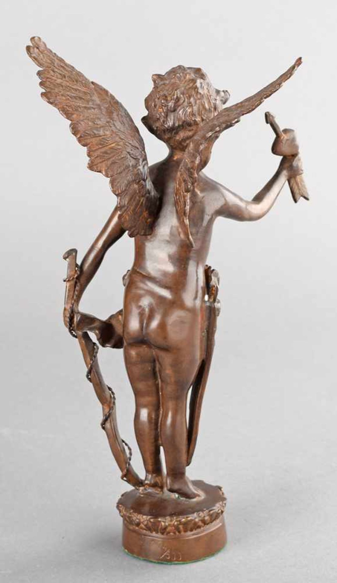 Amor Bronze dunkelbraun patiniert, geflügelter Cupido mit getroffenem Herzen, Bogen und Pfeilköcher, - Bild 3 aus 3