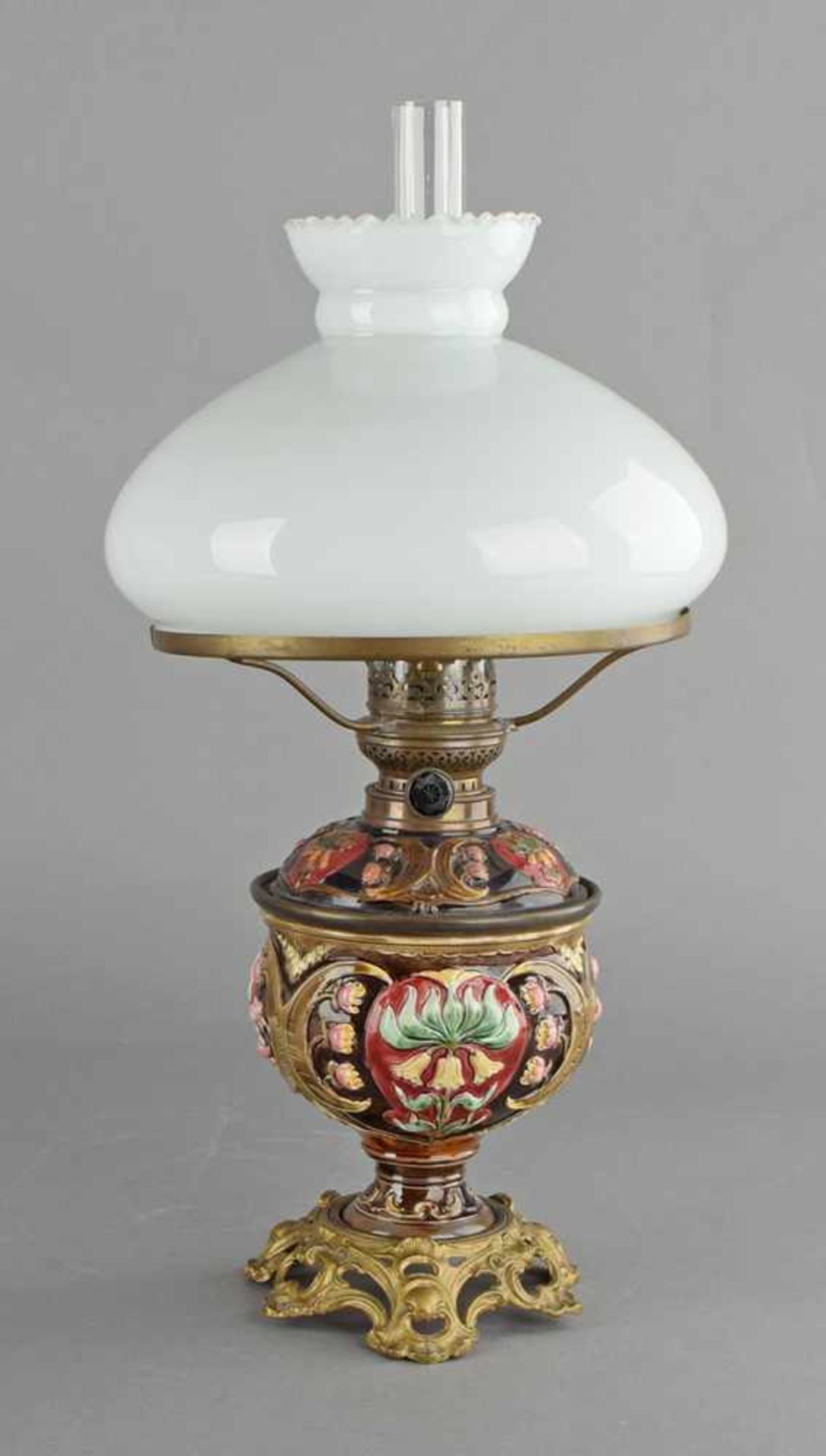 Historismus-Petroleumlampe einflammig, Korpus aus Feinsteinzeug mit reichem floral-ornamentalen - Bild 3 aus 3