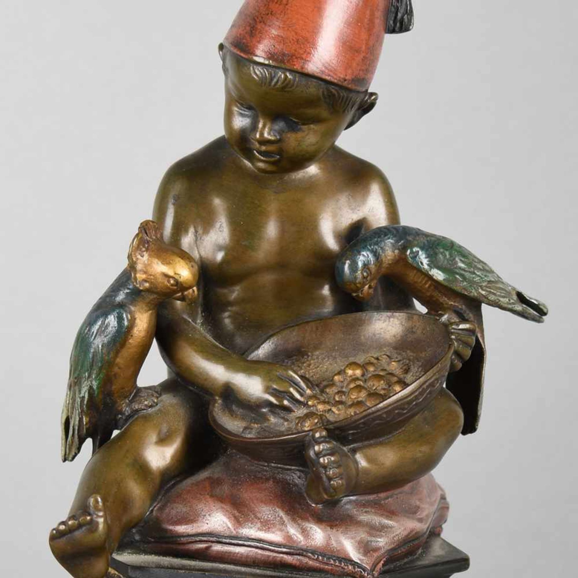 Thuss, Richard (1865 Wien - 1945) Wiener Bronze, dunkelbraun patiniert und mehrfarbig kaltbemalt, - Bild 2 aus 4