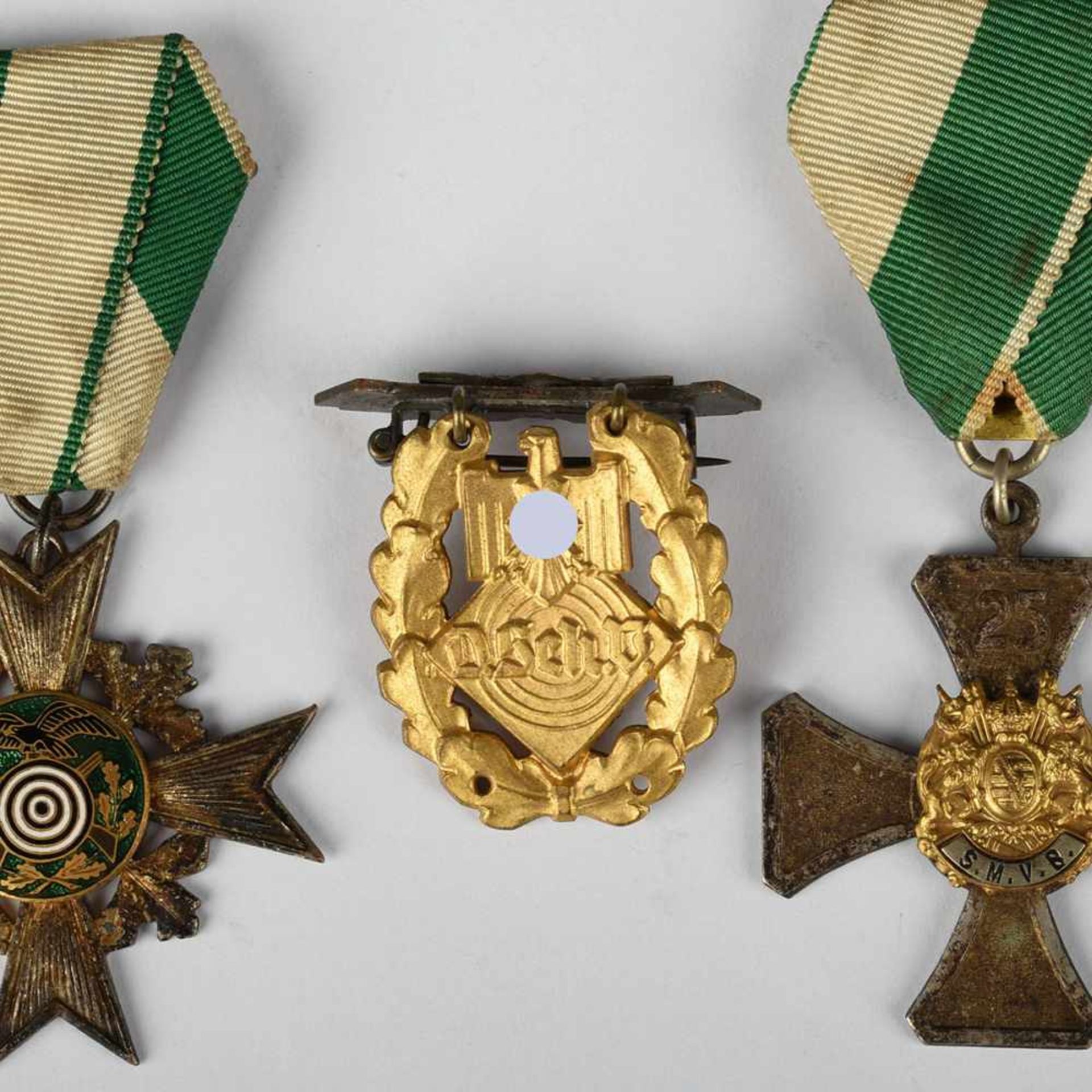 Mitgliedsabzeichen Sachsen III. Reich insg. 3 versch. Ausgaben: 1 x Schützenabzeichen am grün-weißen