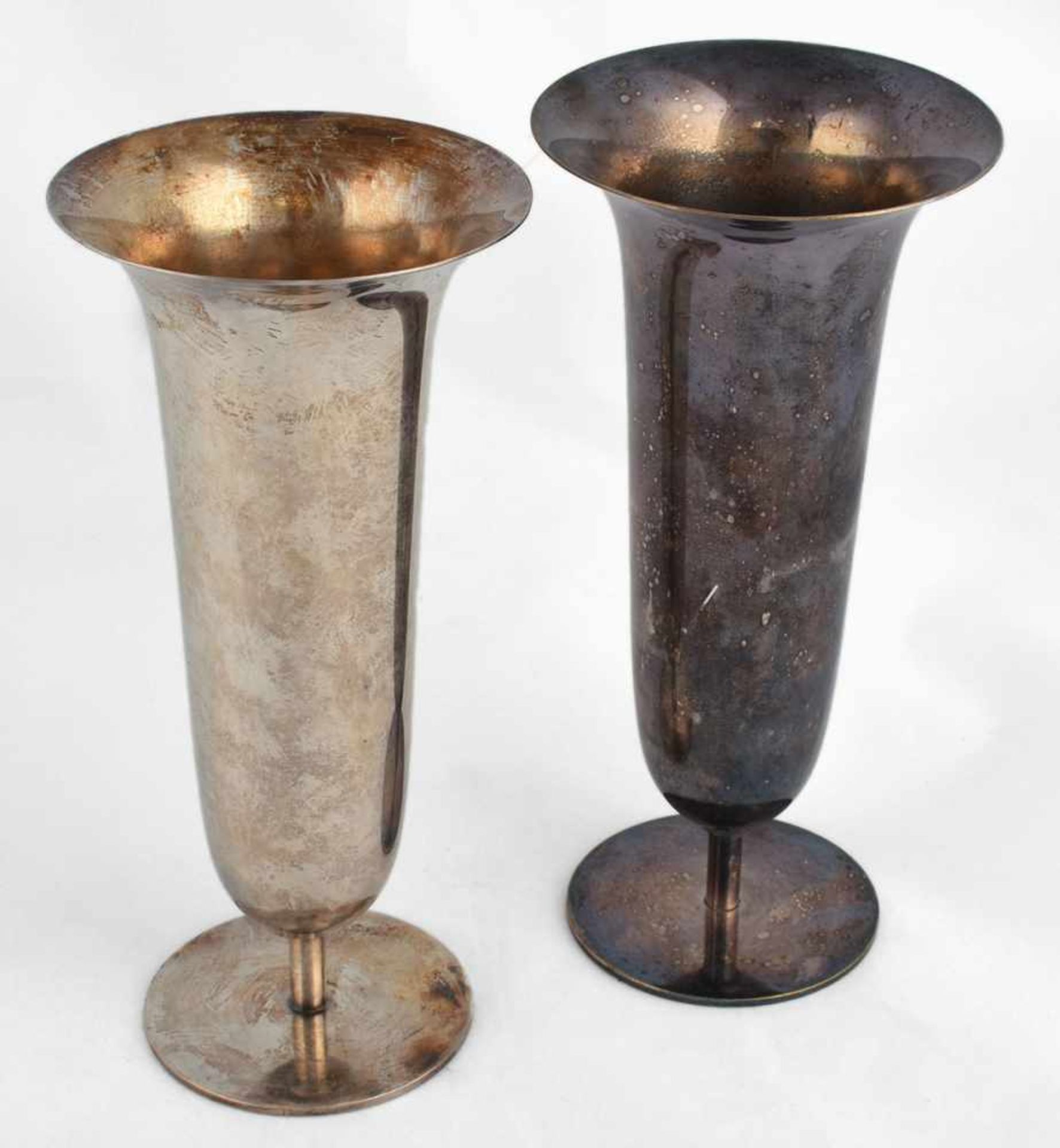 Paar Vasen WMF, Geislingen (1 x ungemarkt), Entwurf Fritz August Breuhaus de Groot, Metall - Bild 2 aus 4