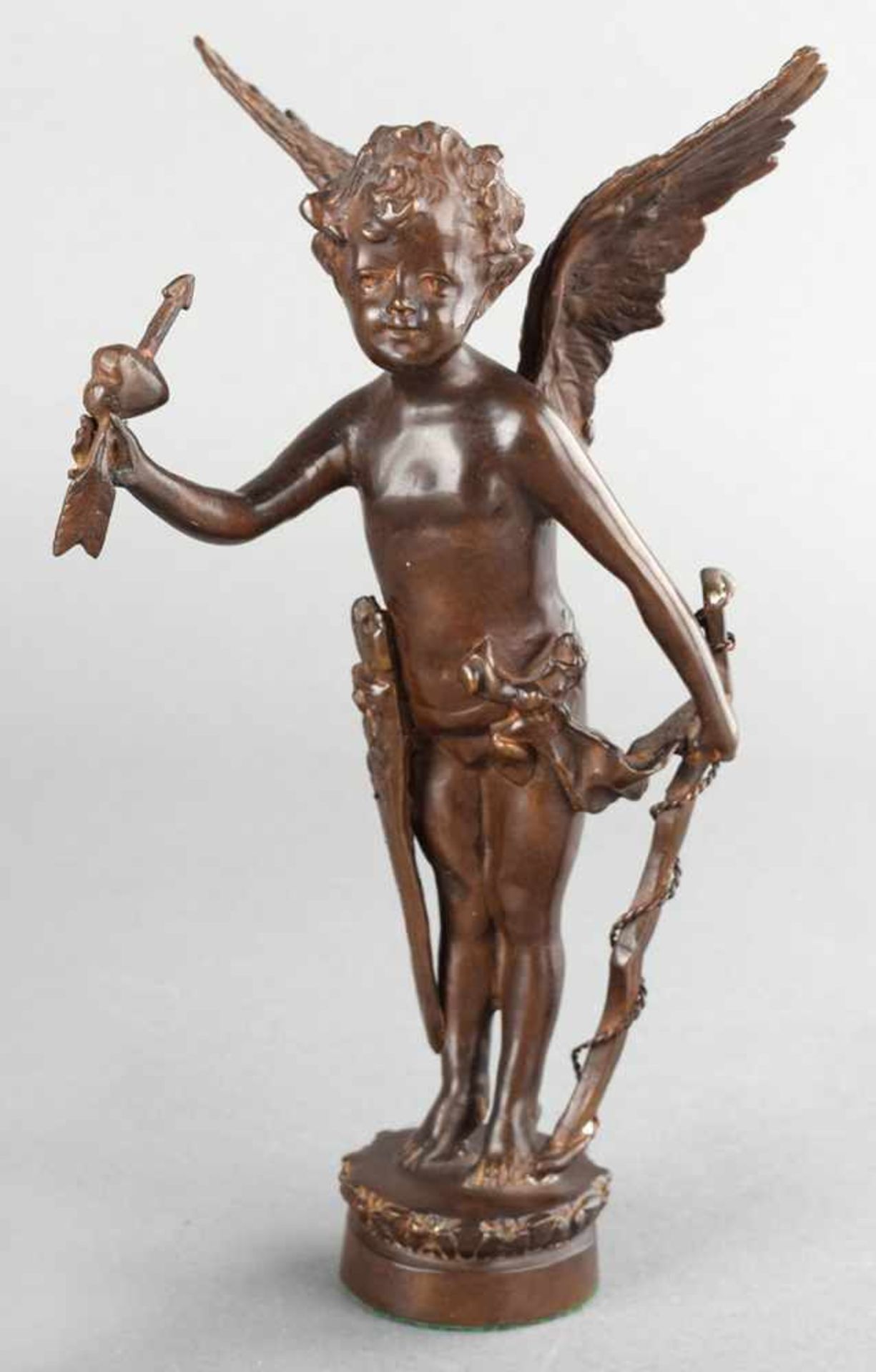 Amor Bronze dunkelbraun patiniert, geflügelter Cupido mit getroffenem Herzen, Bogen und Pfeilköcher, - Bild 2 aus 3