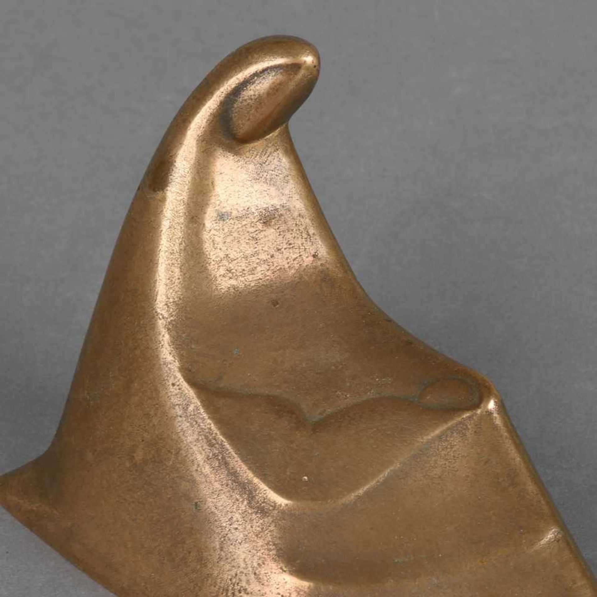 Müller, Karl (1888 Berlin - 1972 Halle) Bronze, Mutter mit Kind, monogrammiert, H ca. 9,5 cm, Karl