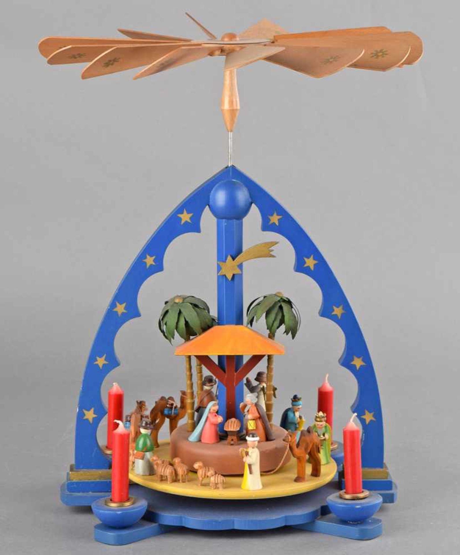 Tisch-Pyramide Holz gedrechselt und farbig gestaltet, vierflammig, mit Darstellung der Anbetung - Bild 2 aus 3
