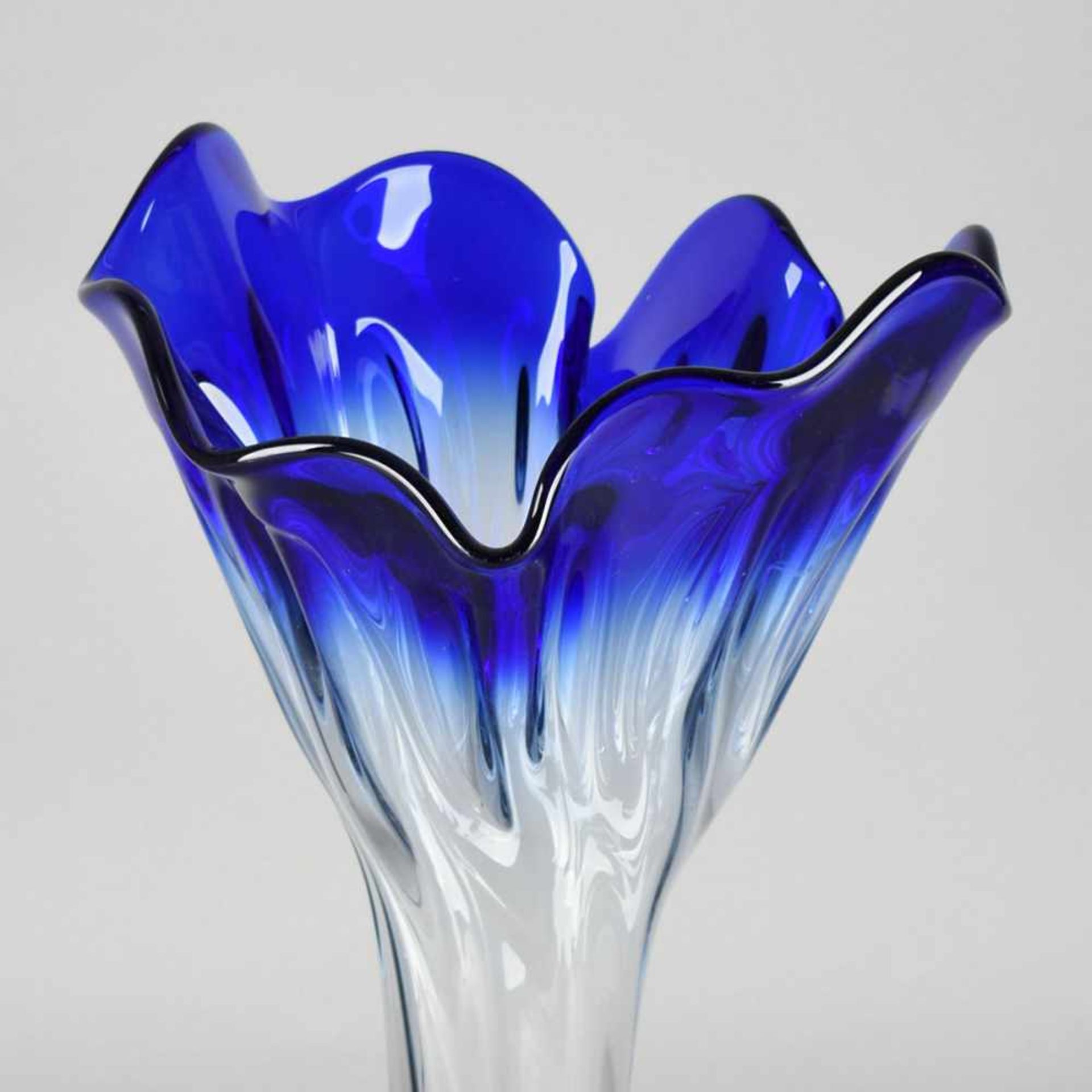 Große Vase farbloses Glas im Farbverlauf nach Blau, schwere Qualität, über ausgestelltem Stand