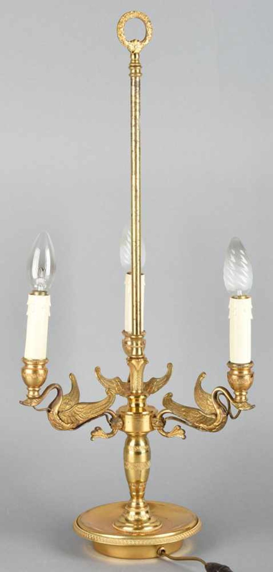 Bouillotte-Leuchte im Empirestil, Messing vergoldet, dreiflammig elektrifiziert, auf verziertem - Bild 3 aus 3