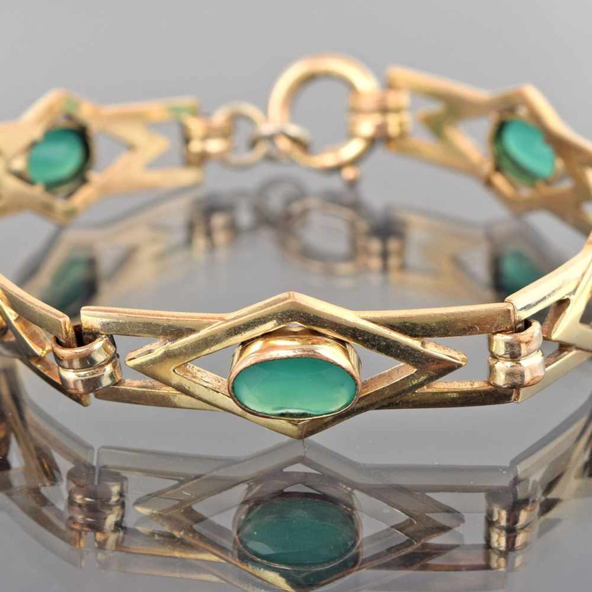 Armband Doublé, 5 oval facettierte grüne Achate je in einem geometrisch gestalteten Element aus