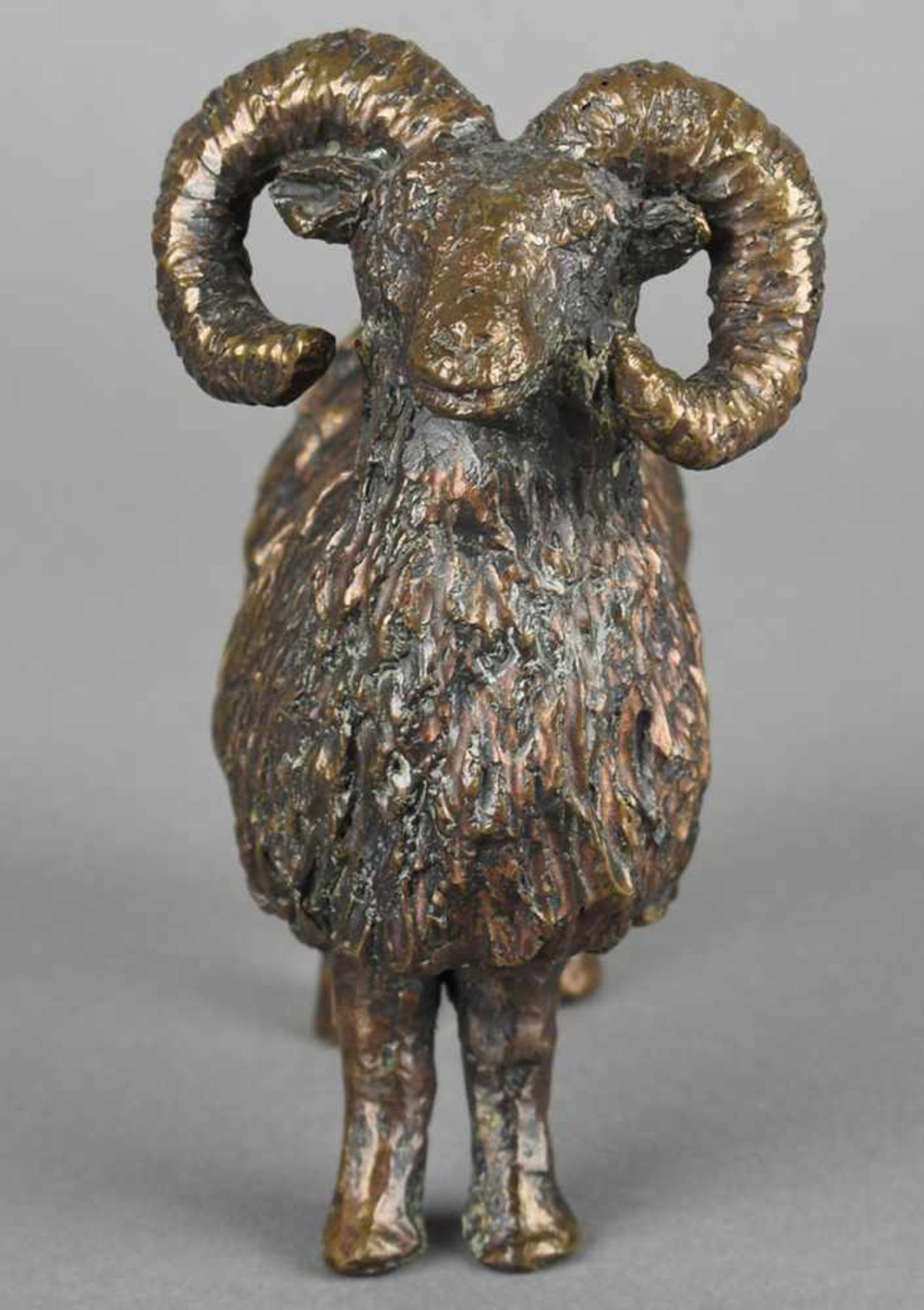 Widder Bronze dunkel patiniert, stehender Schafbock mit stattlichen gewundenen Hörnern, - Bild 4 aus 4