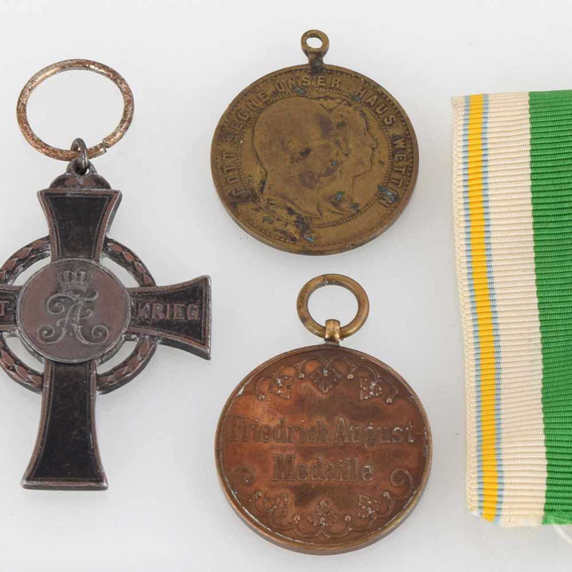 Auszeichnungen und Medaille insg. 3 versch. Ausführungen, 1 x Friedrich-August-Medaille Stufe